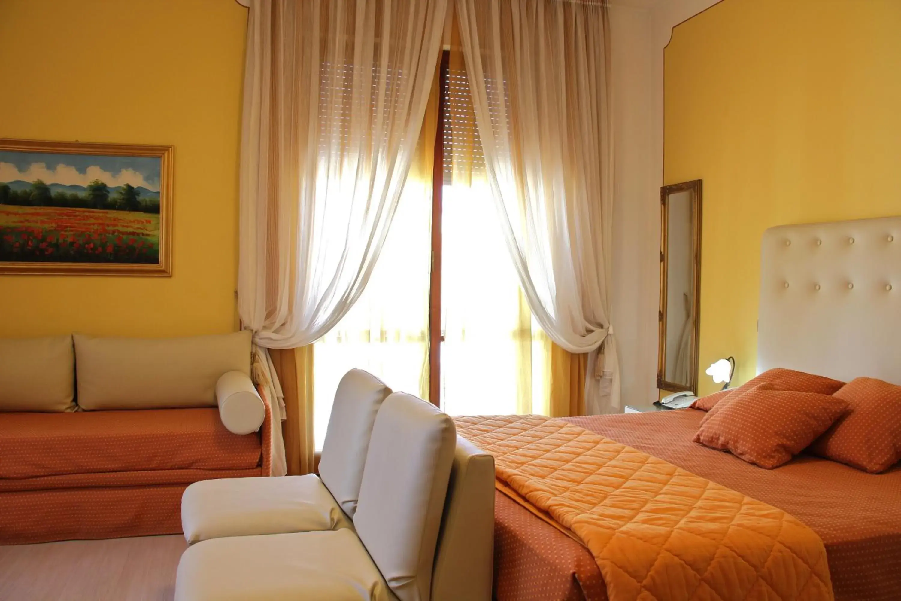 Photo of the whole room, Bed in Hotel Continentale