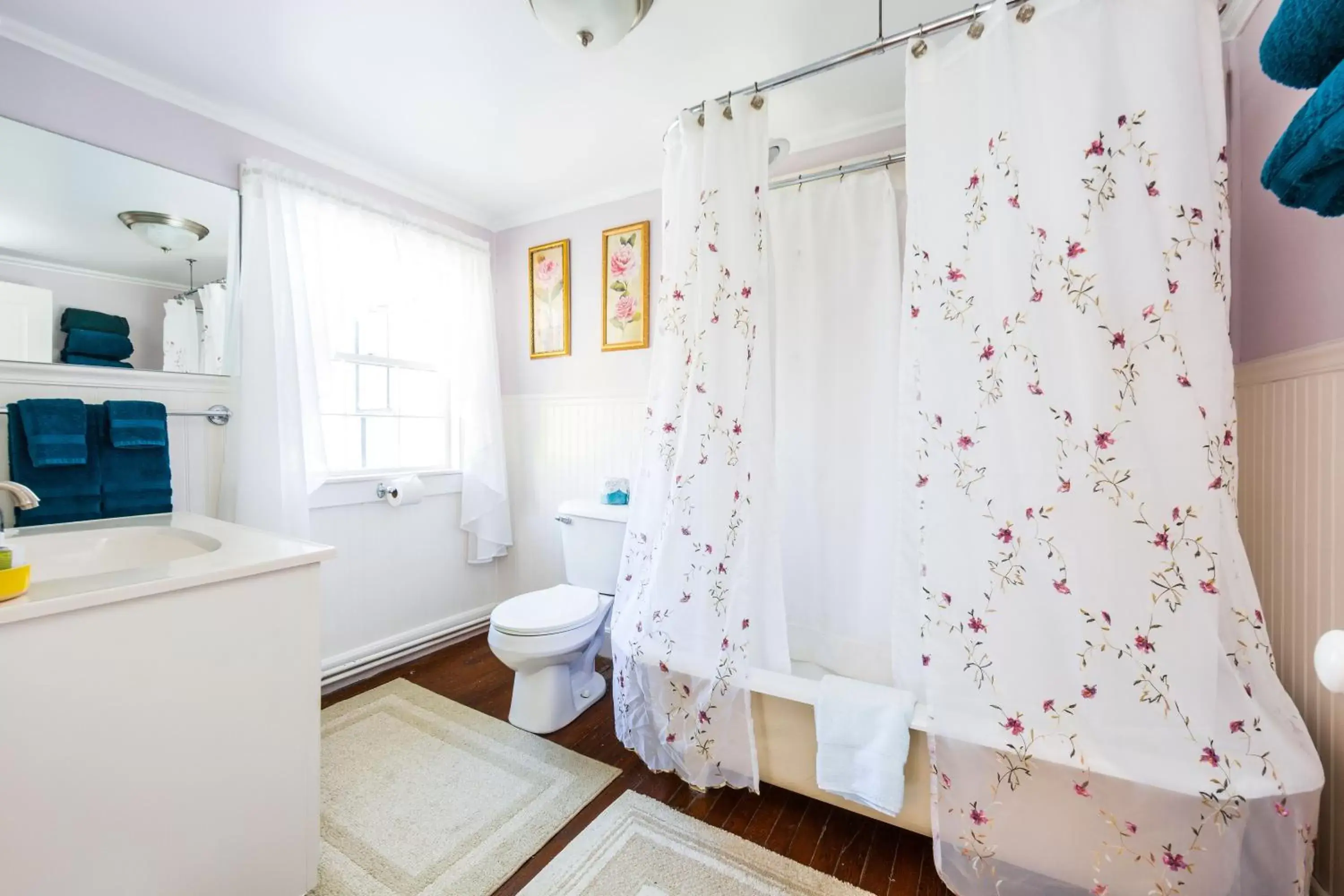 Bathroom in The Elmhurst Inn