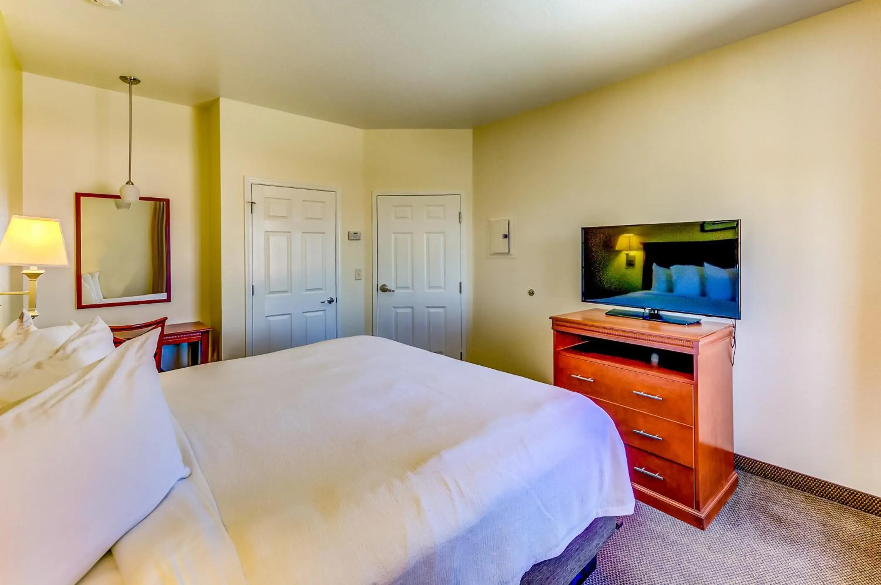 Bedroom, Bed in Candlewood Suites Vicksburg