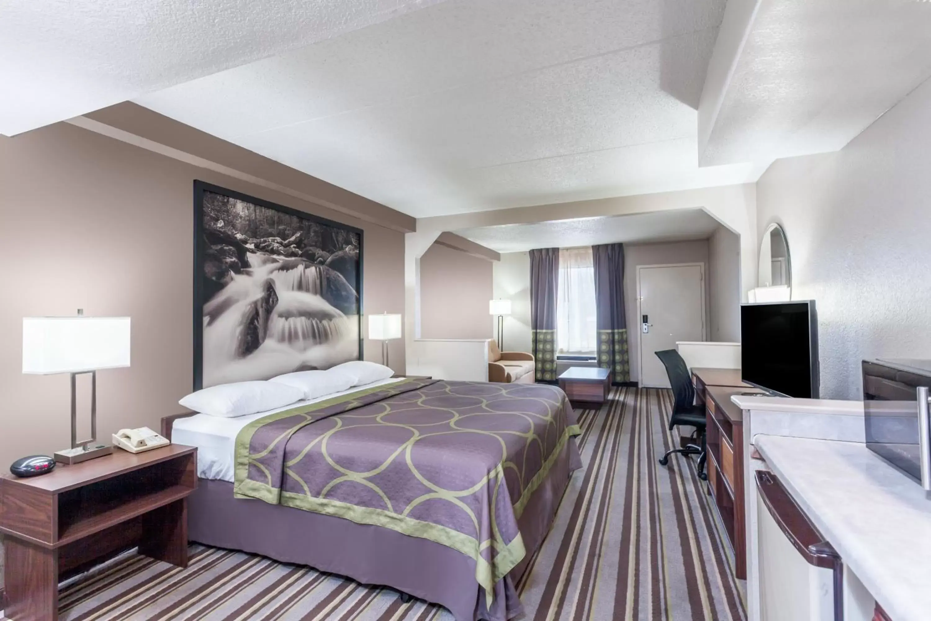 Deluxe King Room - Non-Smoking in Super 8 by Wyndham Pigeon Forge-Emert St