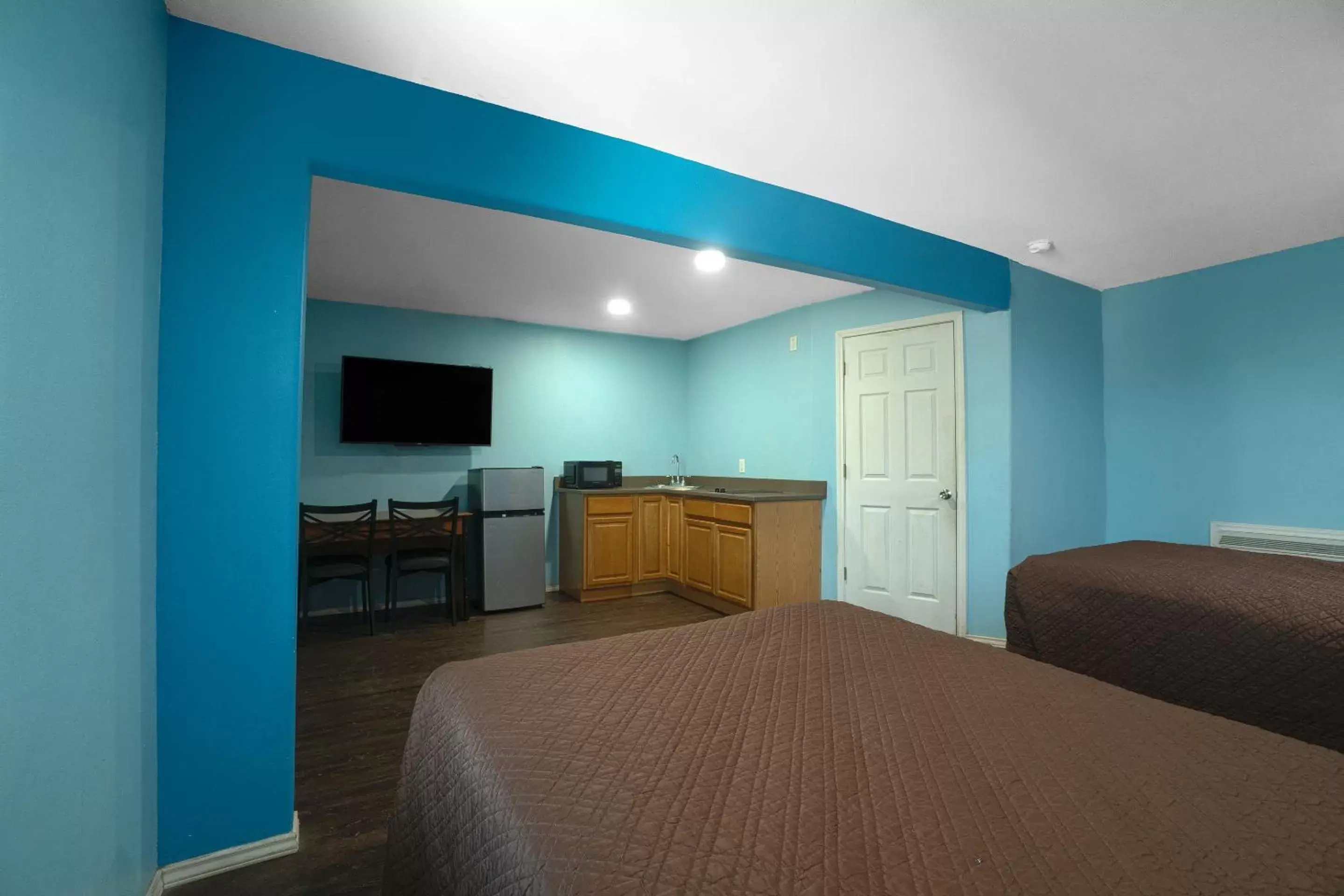 Bedroom, TV/Entertainment Center in Plaza Motel Corpus Christi by OYO