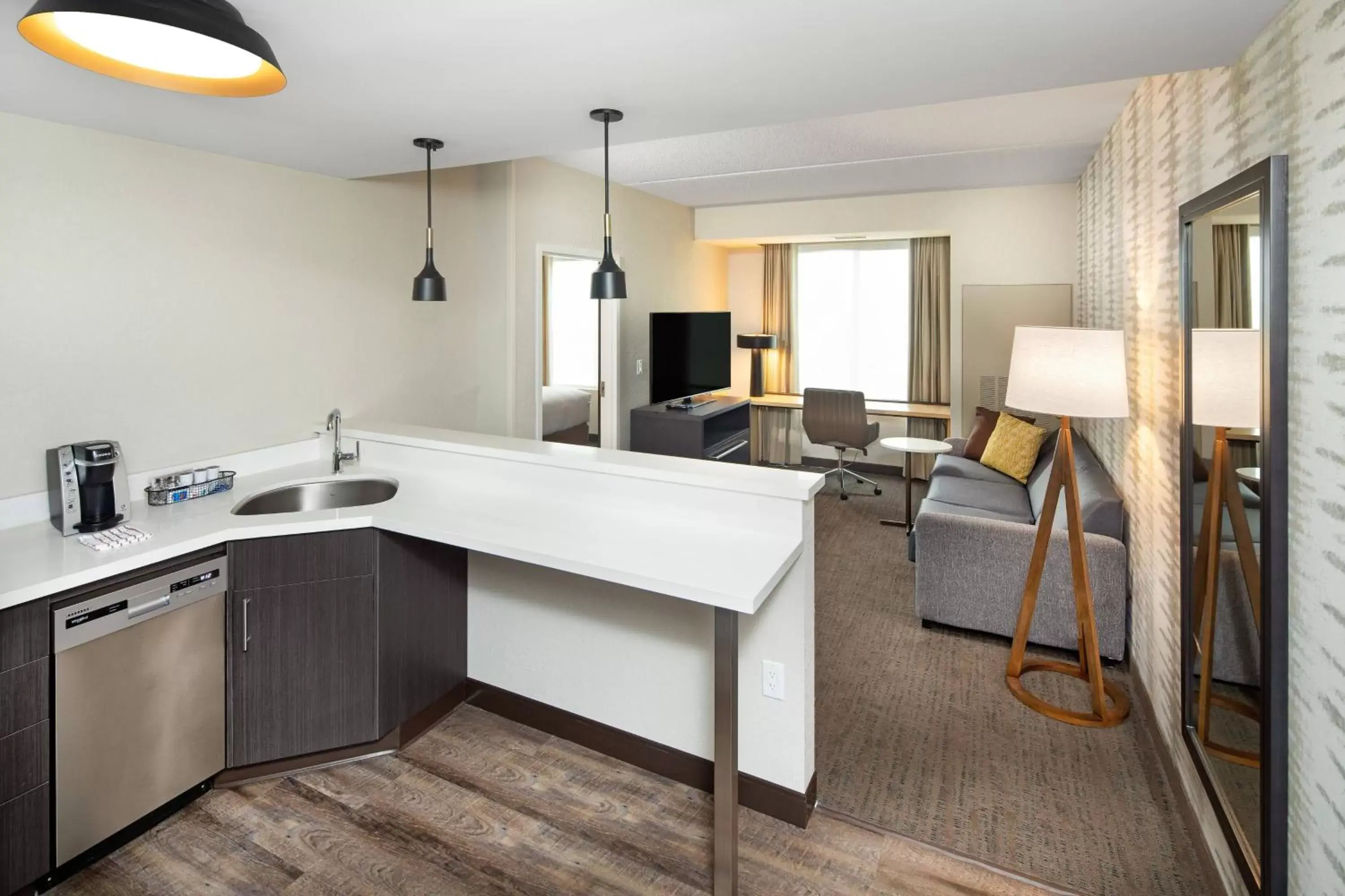 Living room, Kitchen/Kitchenette in Residence Inn by Marriott Toronto Mississauga West