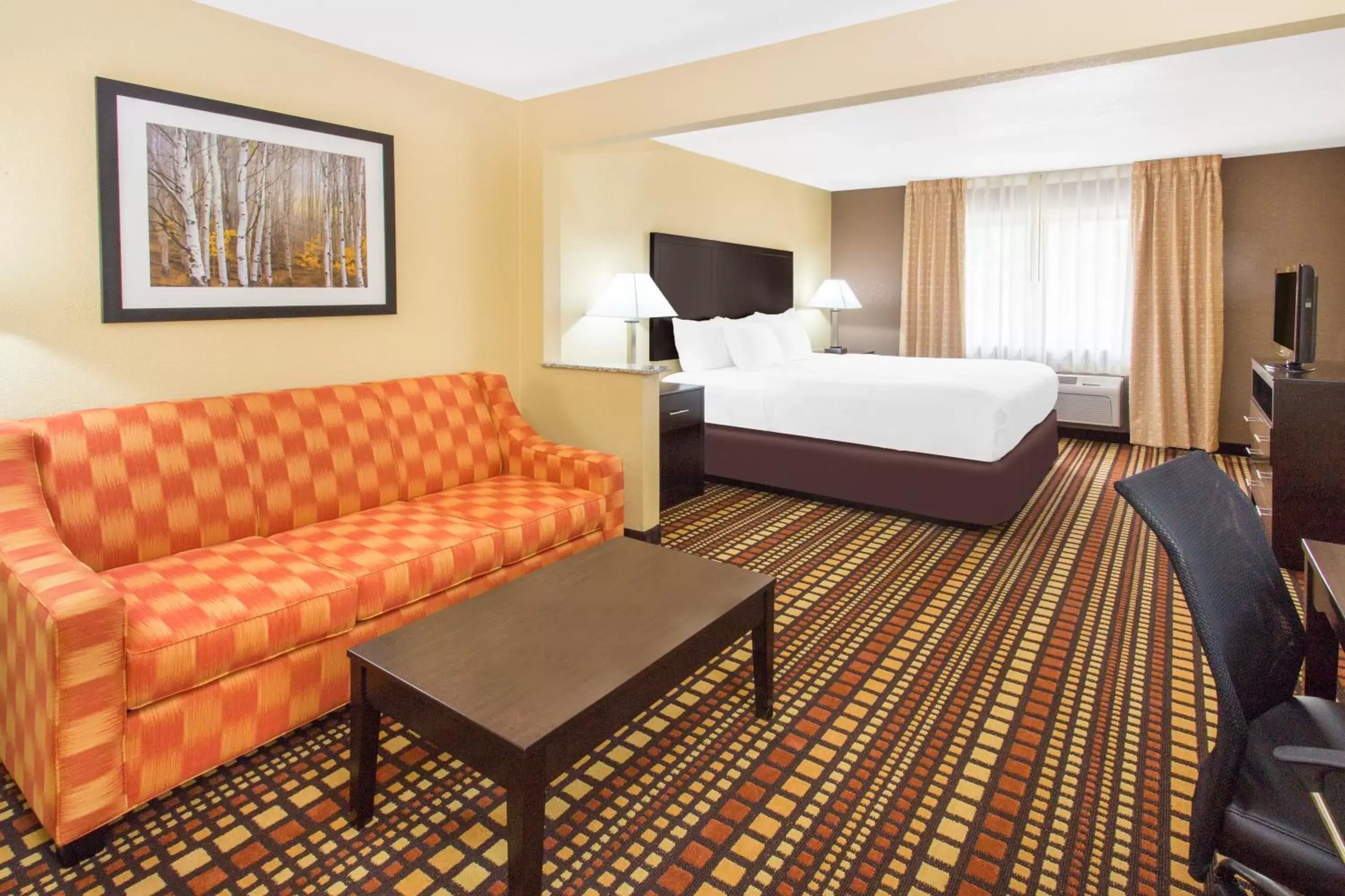 Bed in Days Inn & Suites by Wyndham Davenport East