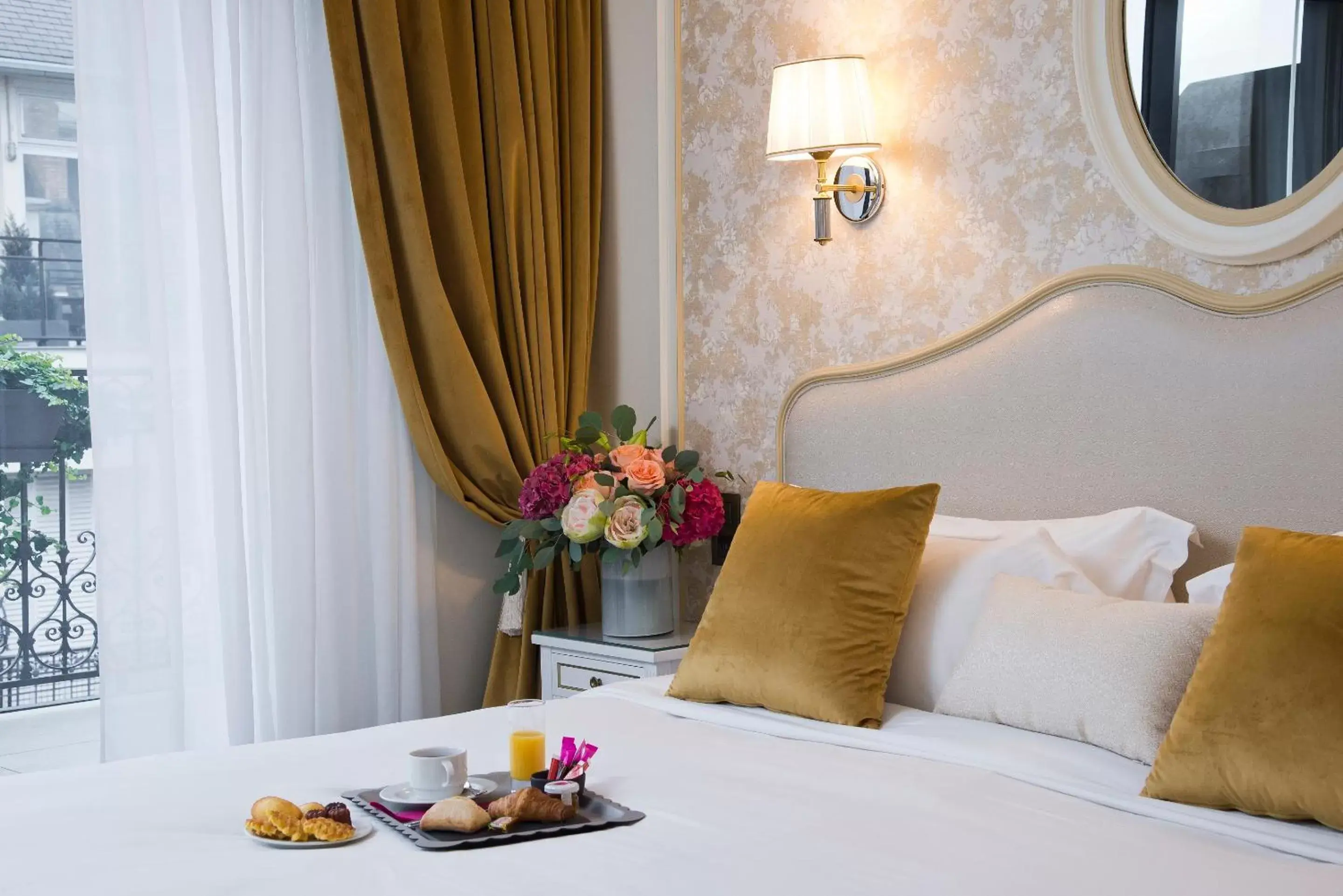 Bedroom, Bed in Hôtel Saint-Pétersbourg Opéra & Spa