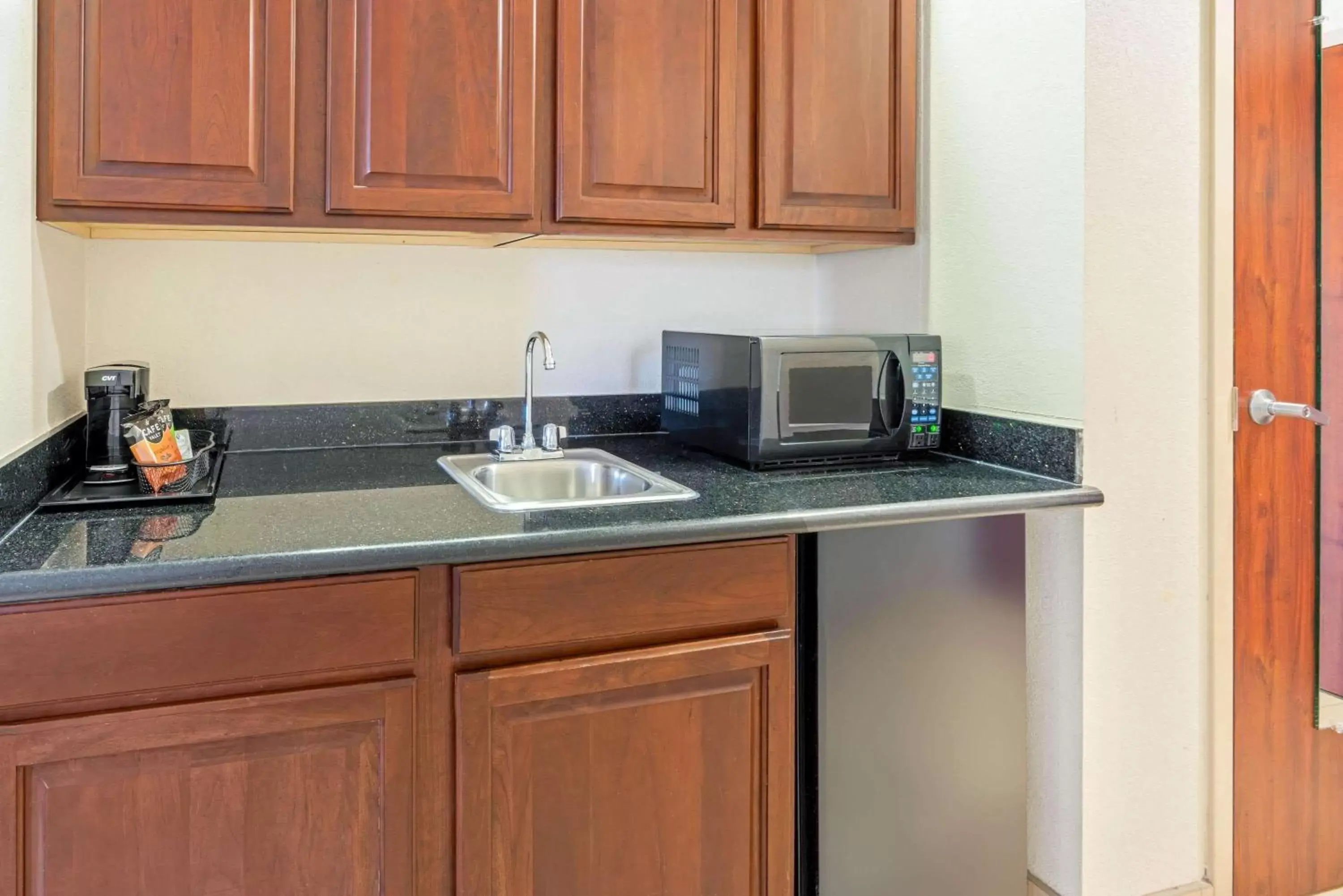 Bed, Kitchen/Kitchenette in La Quinta by Wyndham Midwest City - Tinker AFB