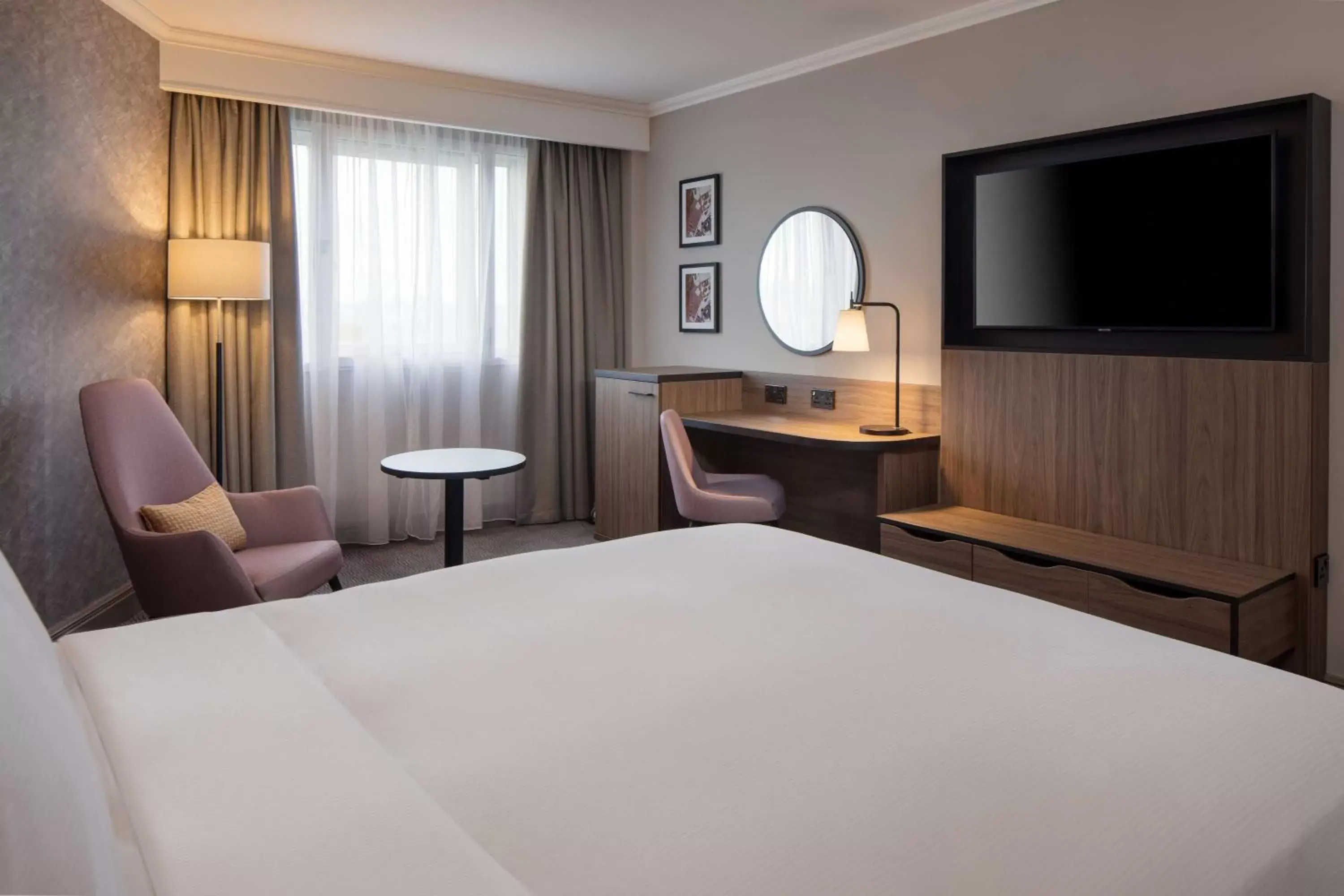 Bedroom, Bed in DoubleTree by Hilton Dartford Bridge