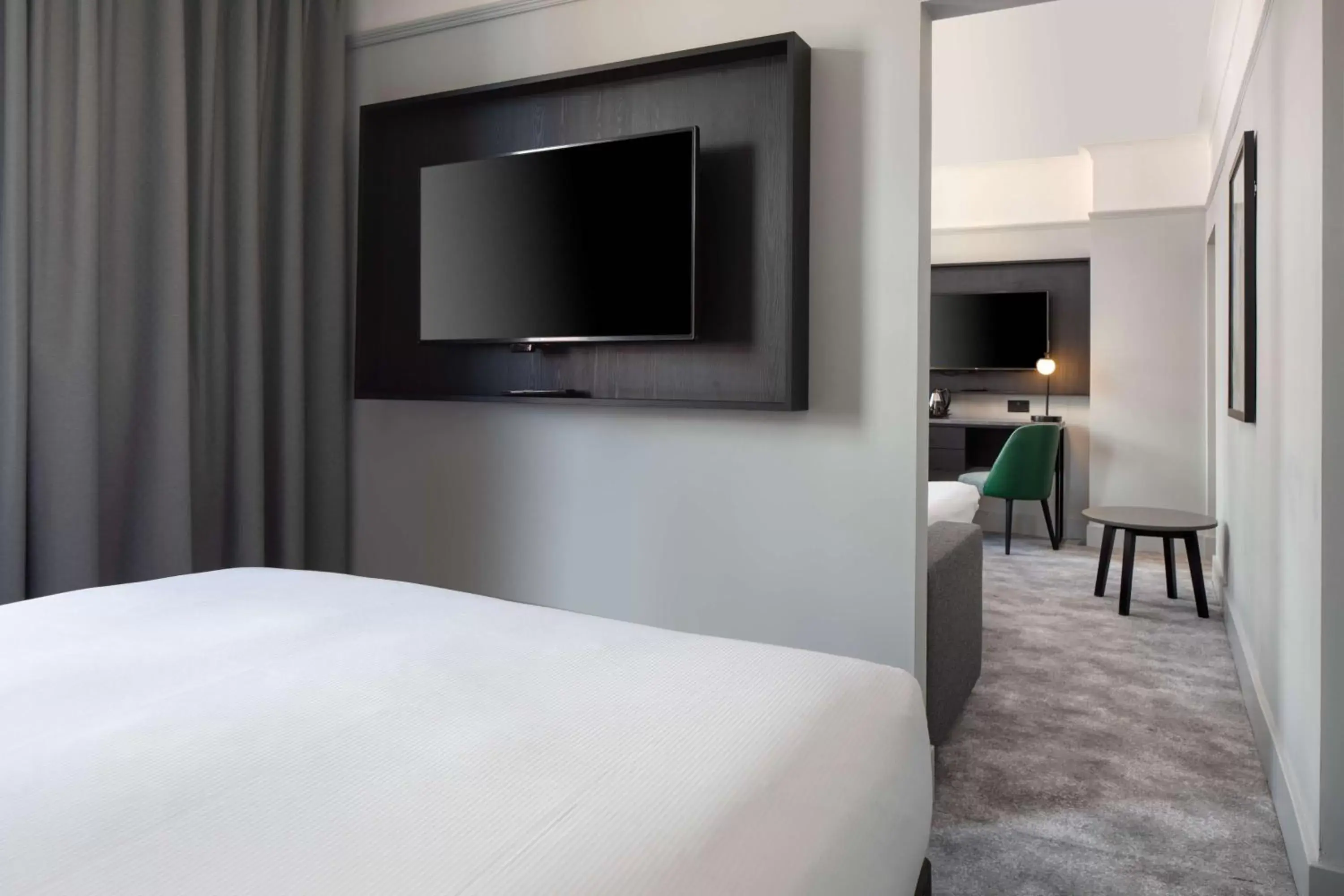 Living room, TV/Entertainment Center in DoubleTree By Hilton Brighton Metropole