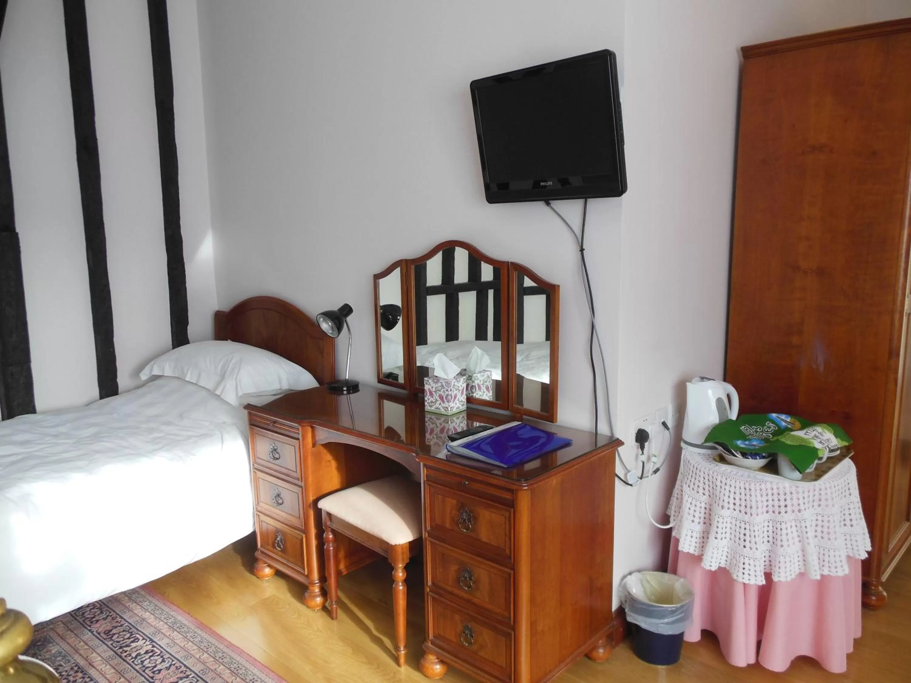 Bed, TV/Entertainment Center in Highfield Farm