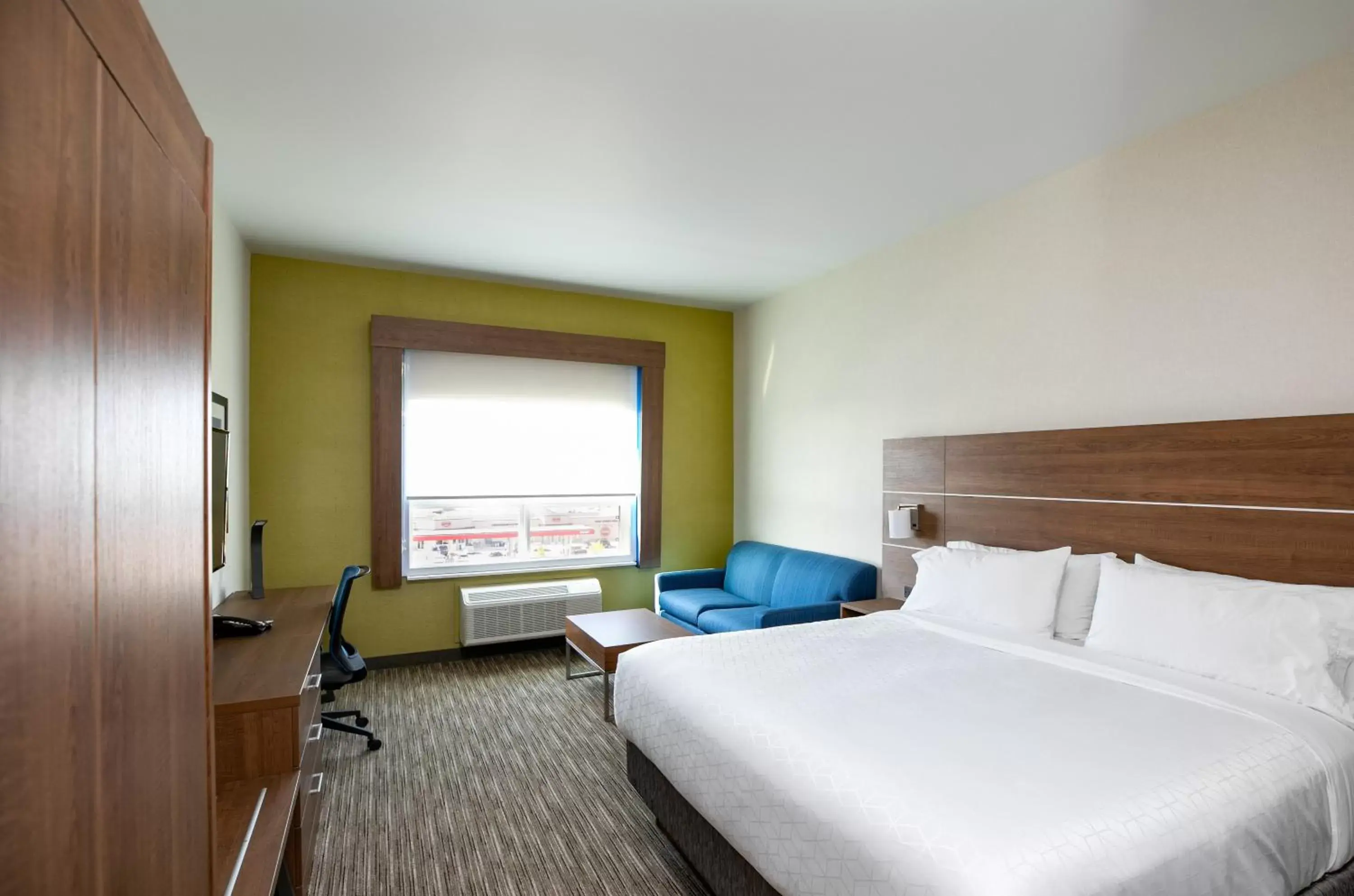 Photo of the whole room, Bed in Holiday Inn Express - Lethbridge Southeast, an IHG Hotel