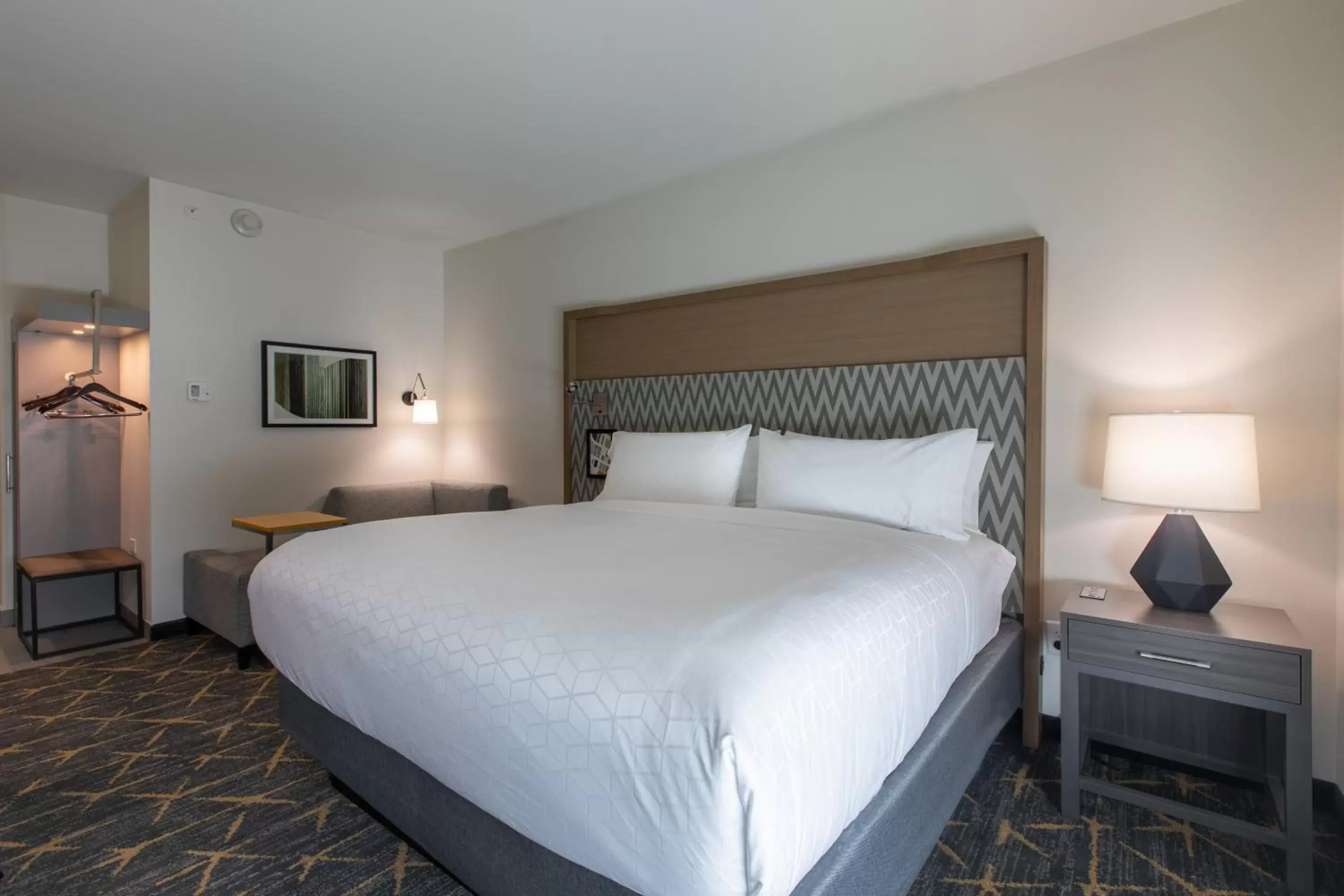 Property building, Bed in Holiday Inn Greenville - Woodruff Road, an IHG Hotel