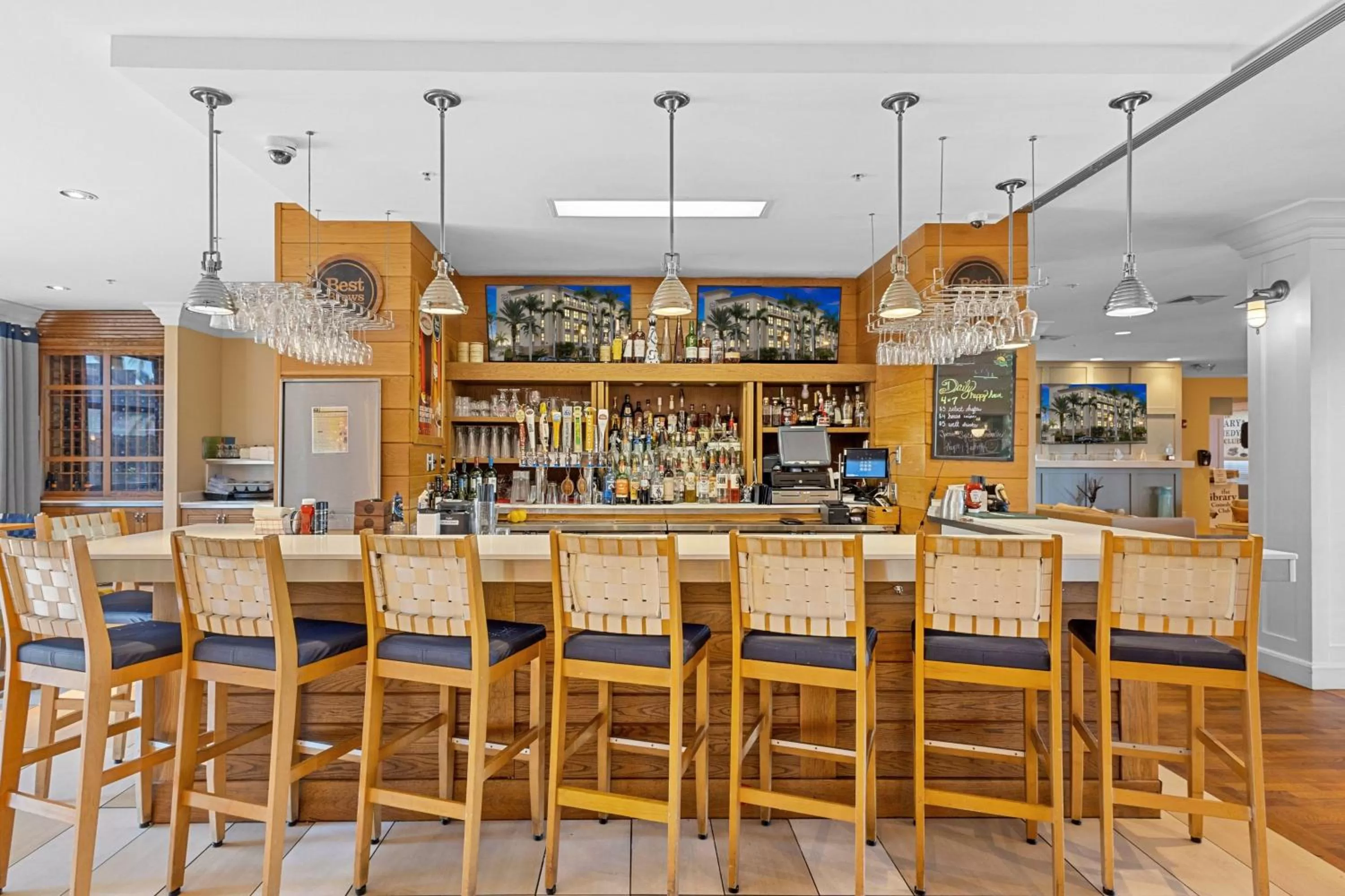 Lounge or bar in Four Points by Sheraton Punta Gorda Harborside
