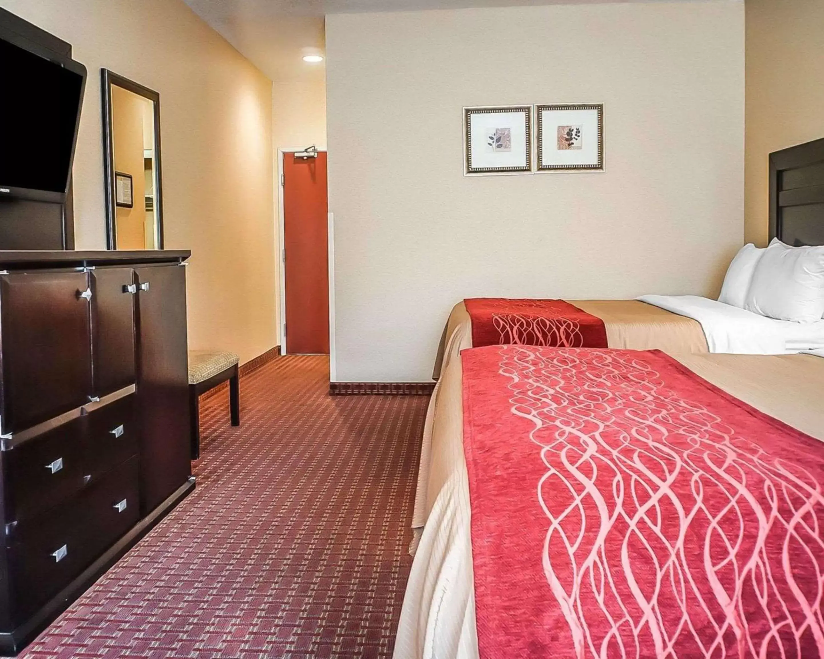 Photo of the whole room, Bed in Quality Inn & Suites Roswell