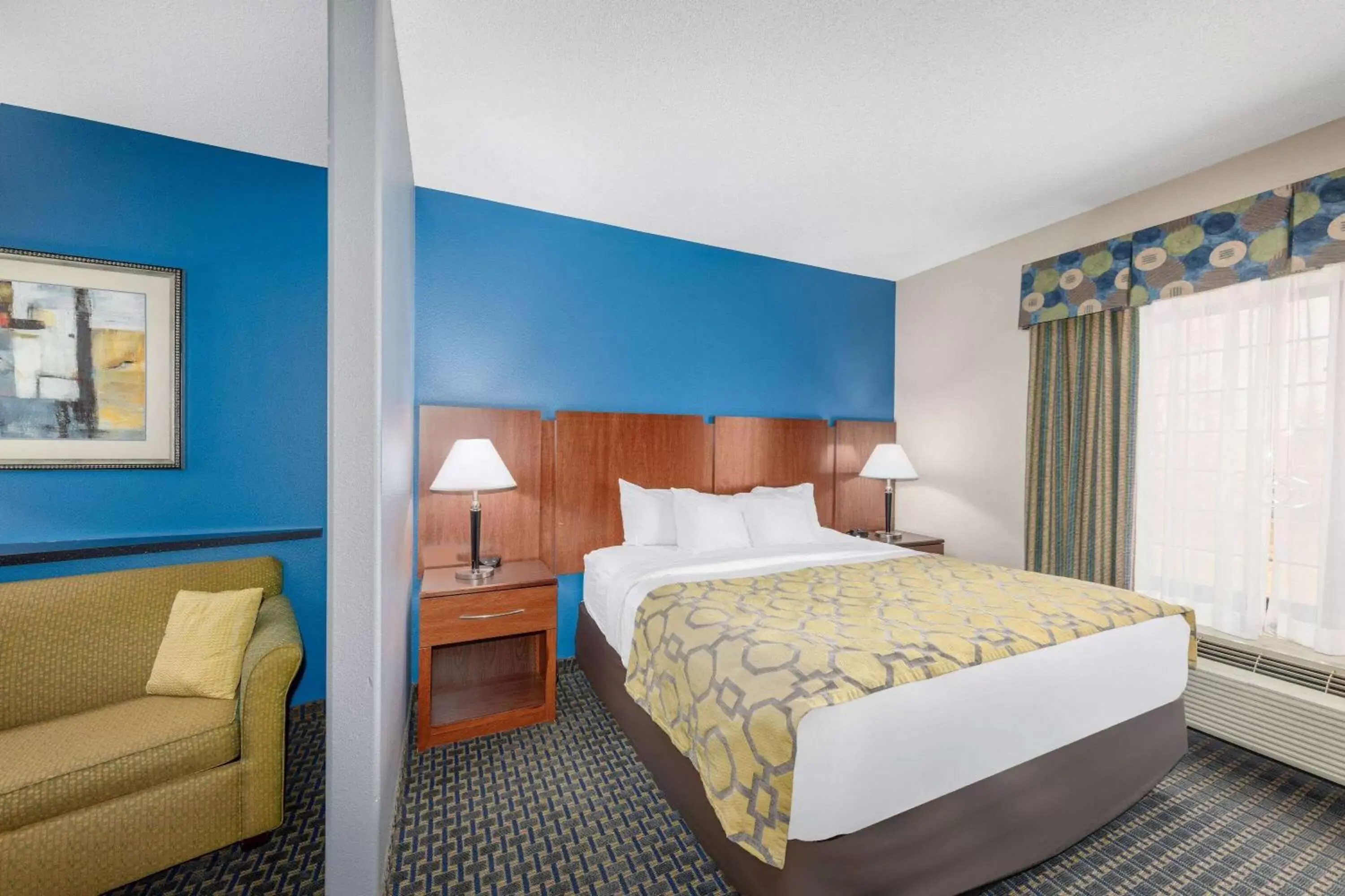 King Suite - Non-Smoking in Baymont by Wyndham Pratt King Suite - Non-Smoking in Baymont by Wyndham Pratt