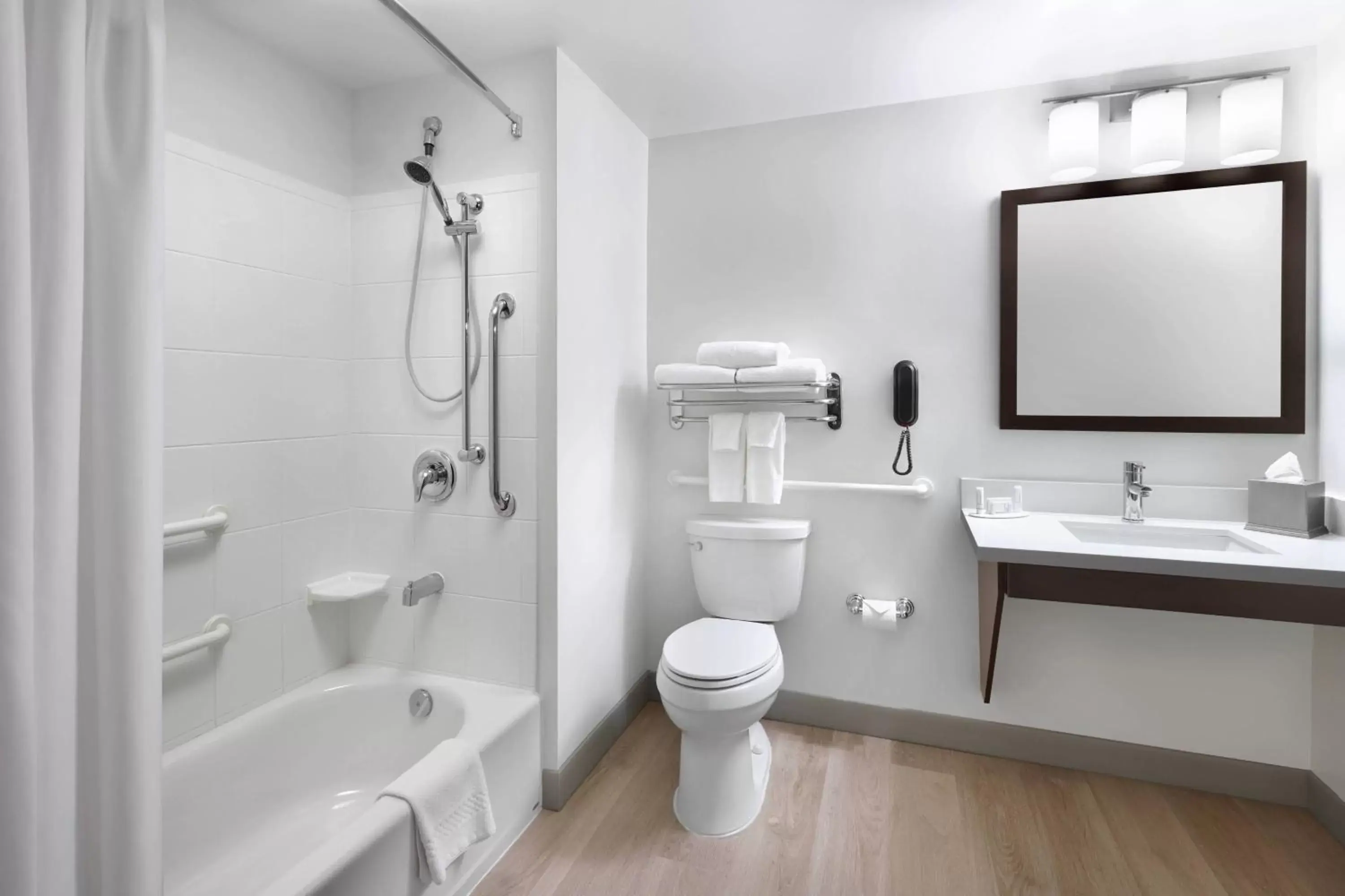 Bathroom in TownePlace Suites by Marriott Mississauga-Airport Corporate Centre