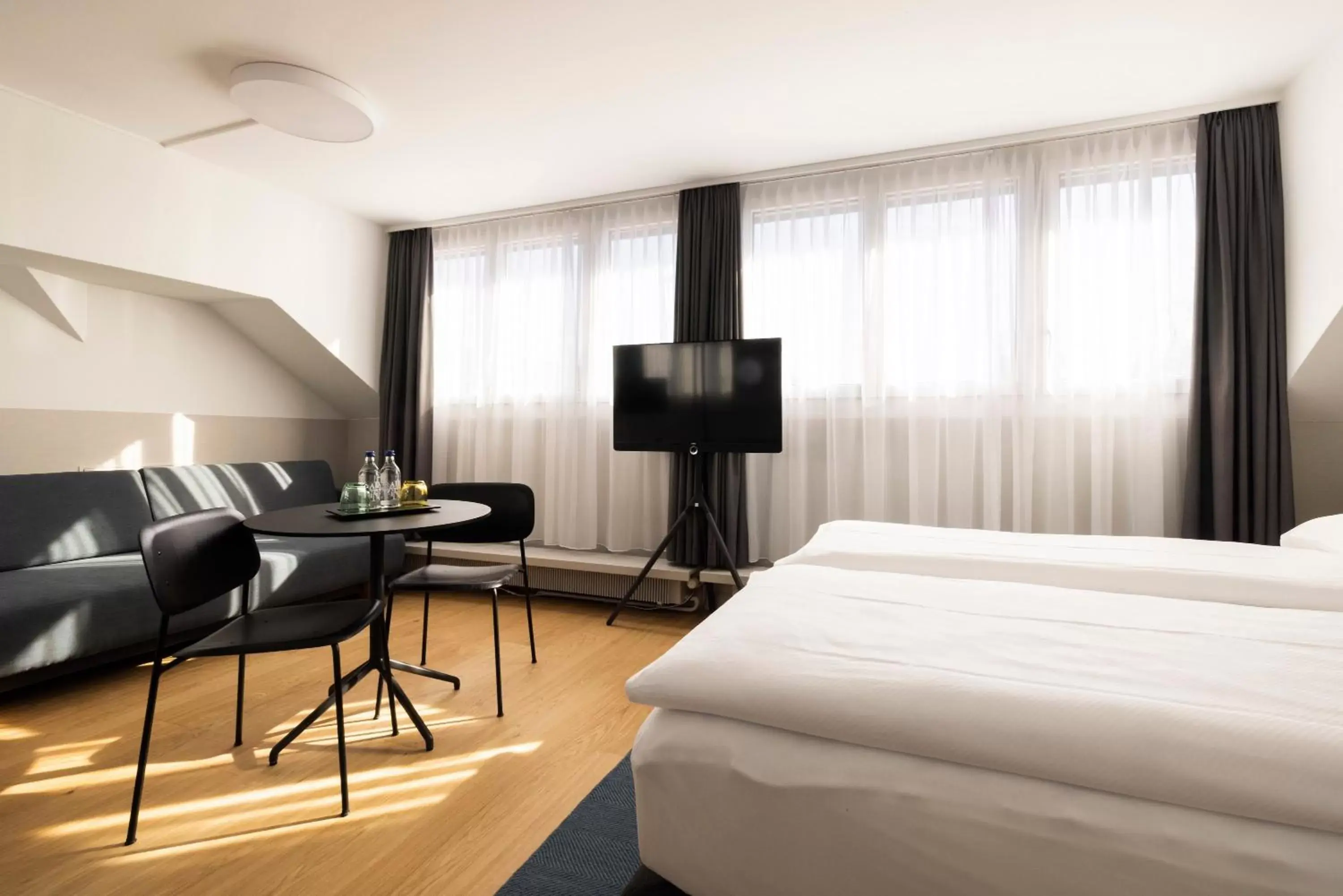 Photo of the whole room, TV/Entertainment Center in Fred Hotel Zürich Hauptbahnhof