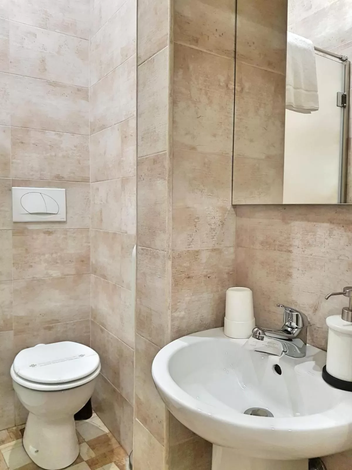 Toilet in B&B Gisira