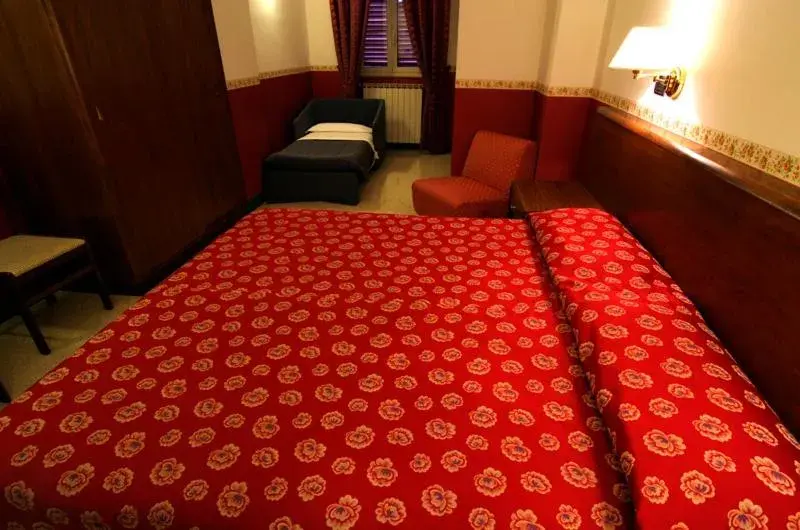 Bedroom, Bed in Hotel Iris Crillon