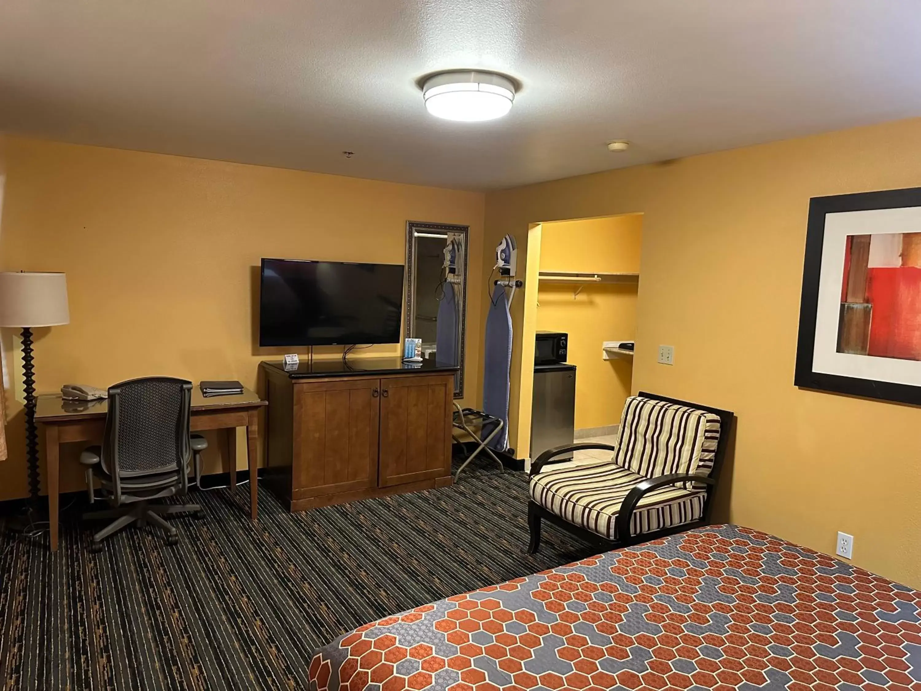 Bedroom, TV/Entertainment Center in Royal Victorian Motel