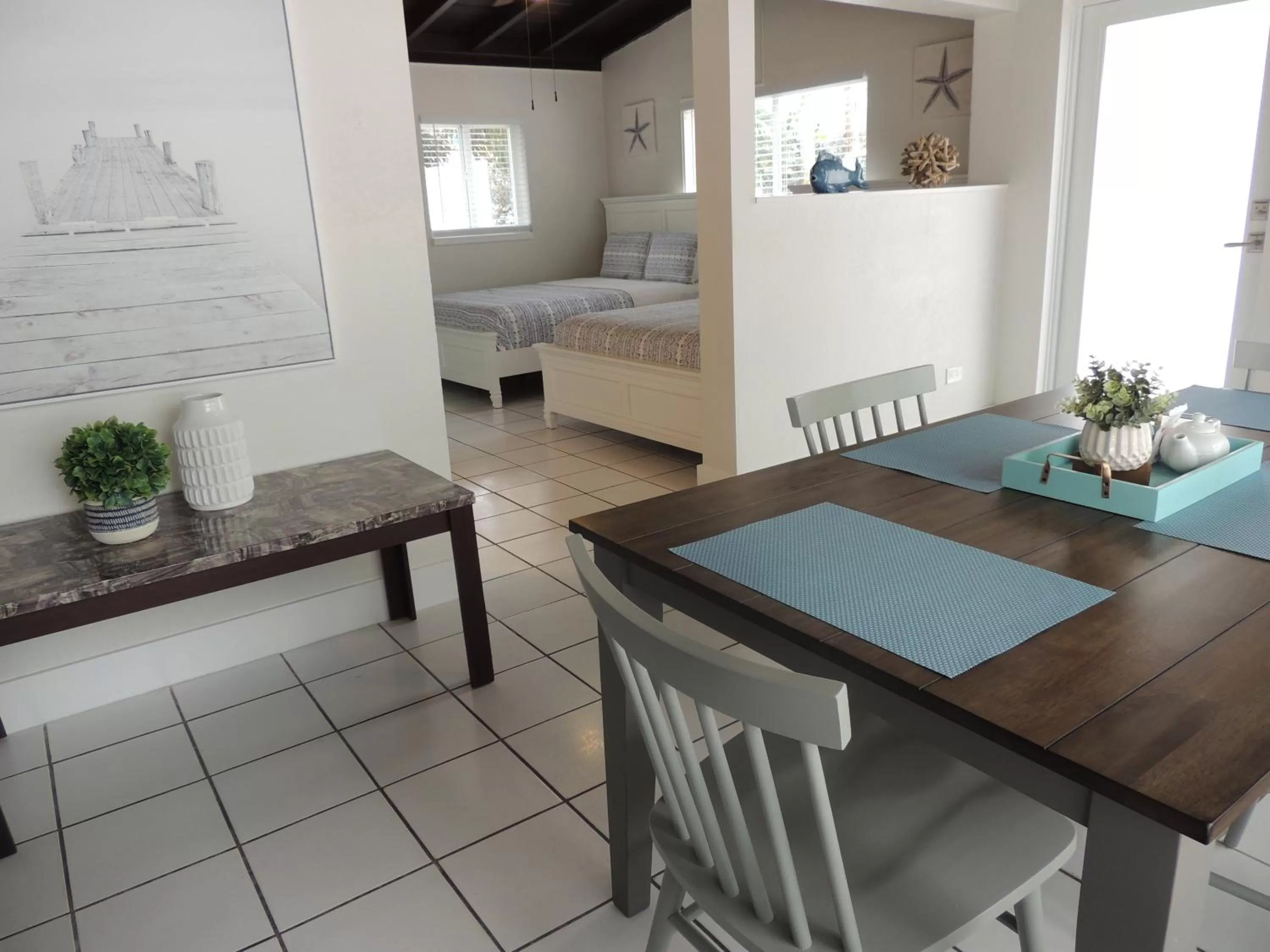 Dining area, Bed in Sands of Islamorada