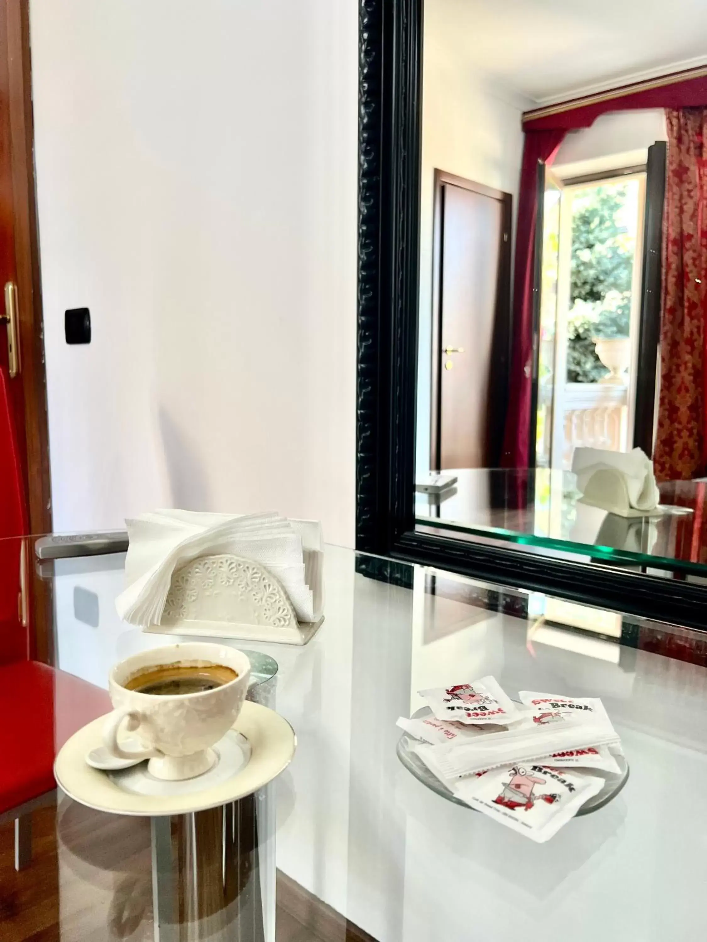 Dining area, Bathroom in Lo Scrigno B&B