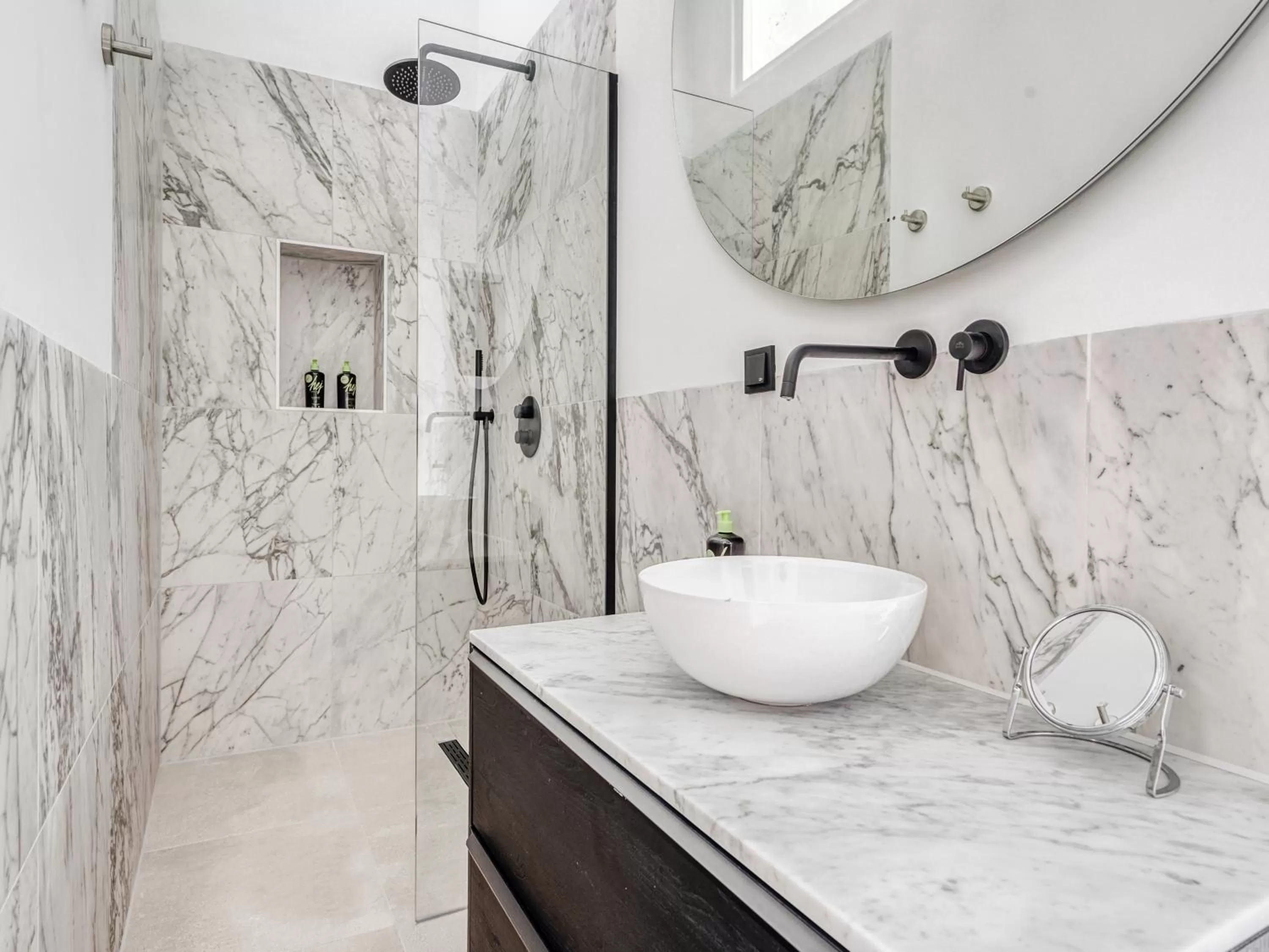 Shower in City Rooms Amsterdam Hemonystraat - Digital access