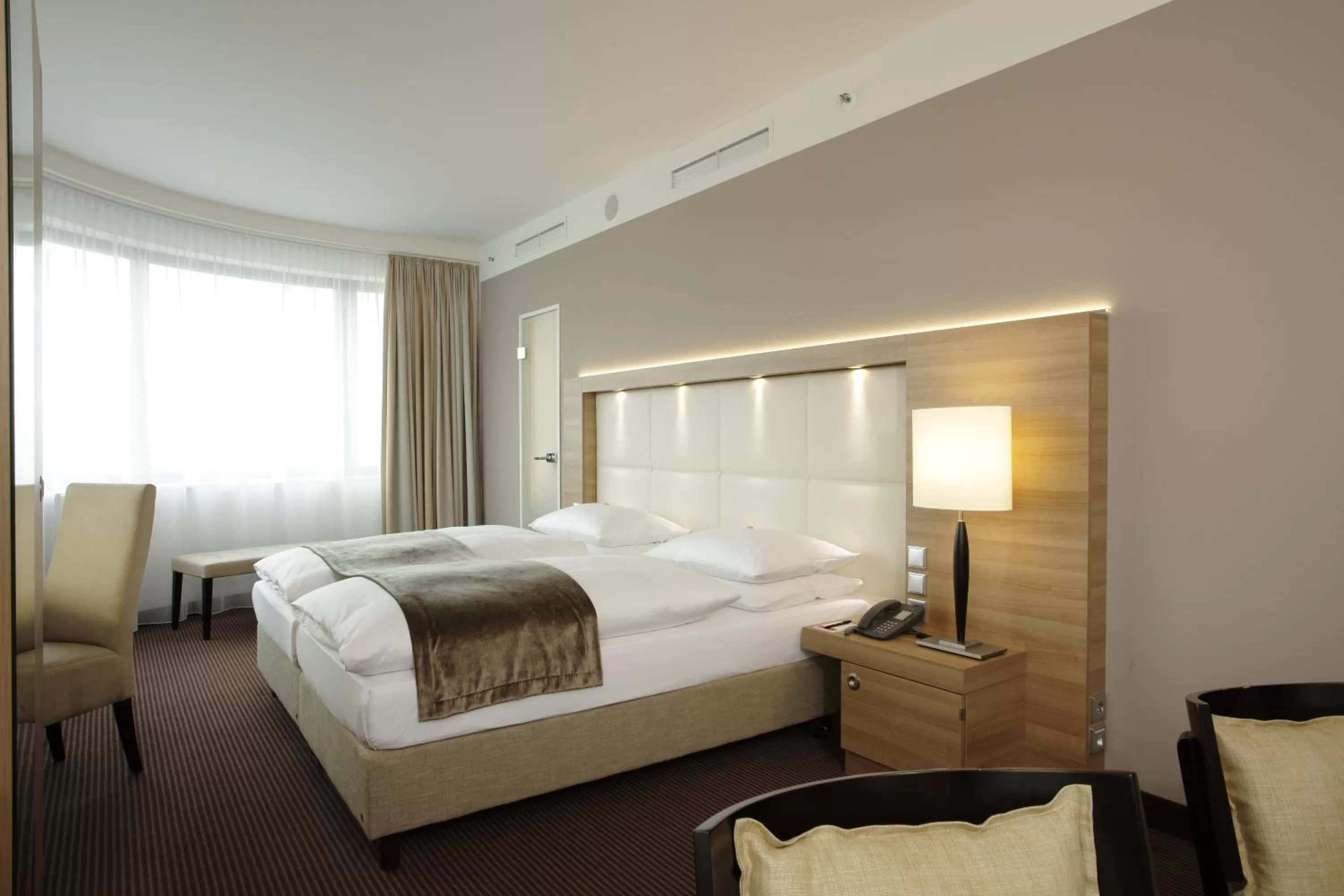 Photo of the whole room, Bed in H4 Hotel Berlin Alexanderplatz