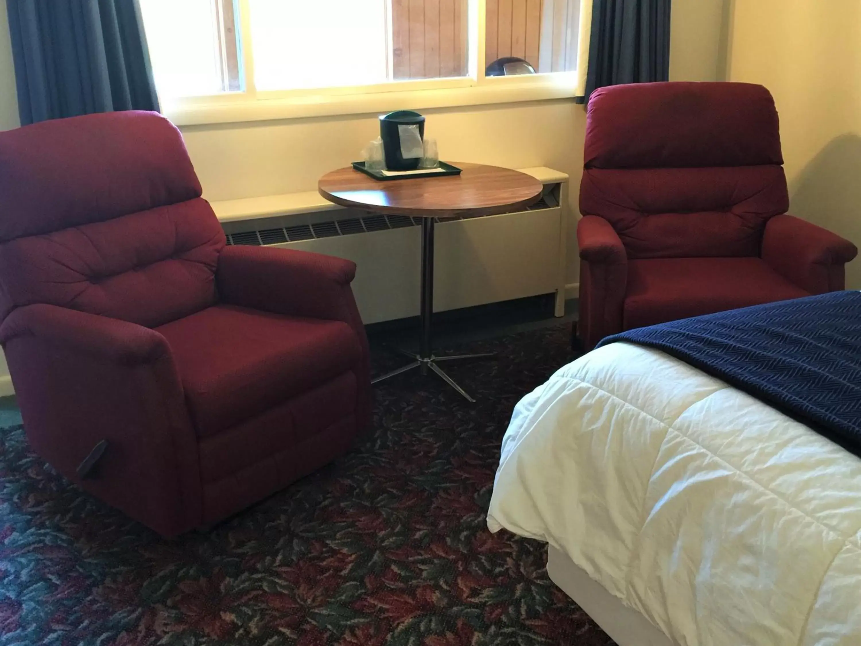 Seating Area in Cedar Motor Inn