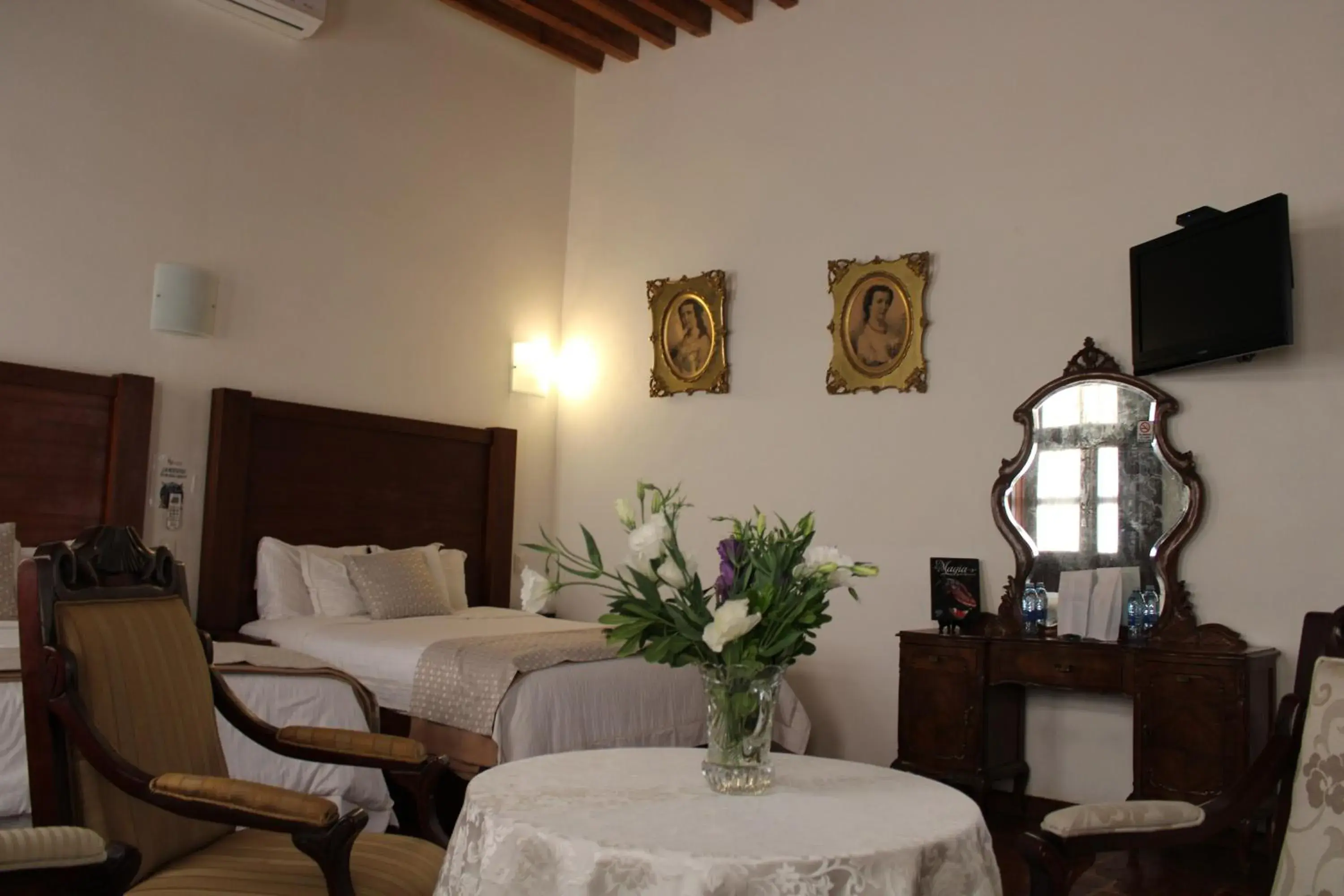 Photo of the whole room, Dining Area in El Serafin Hotel Boutique