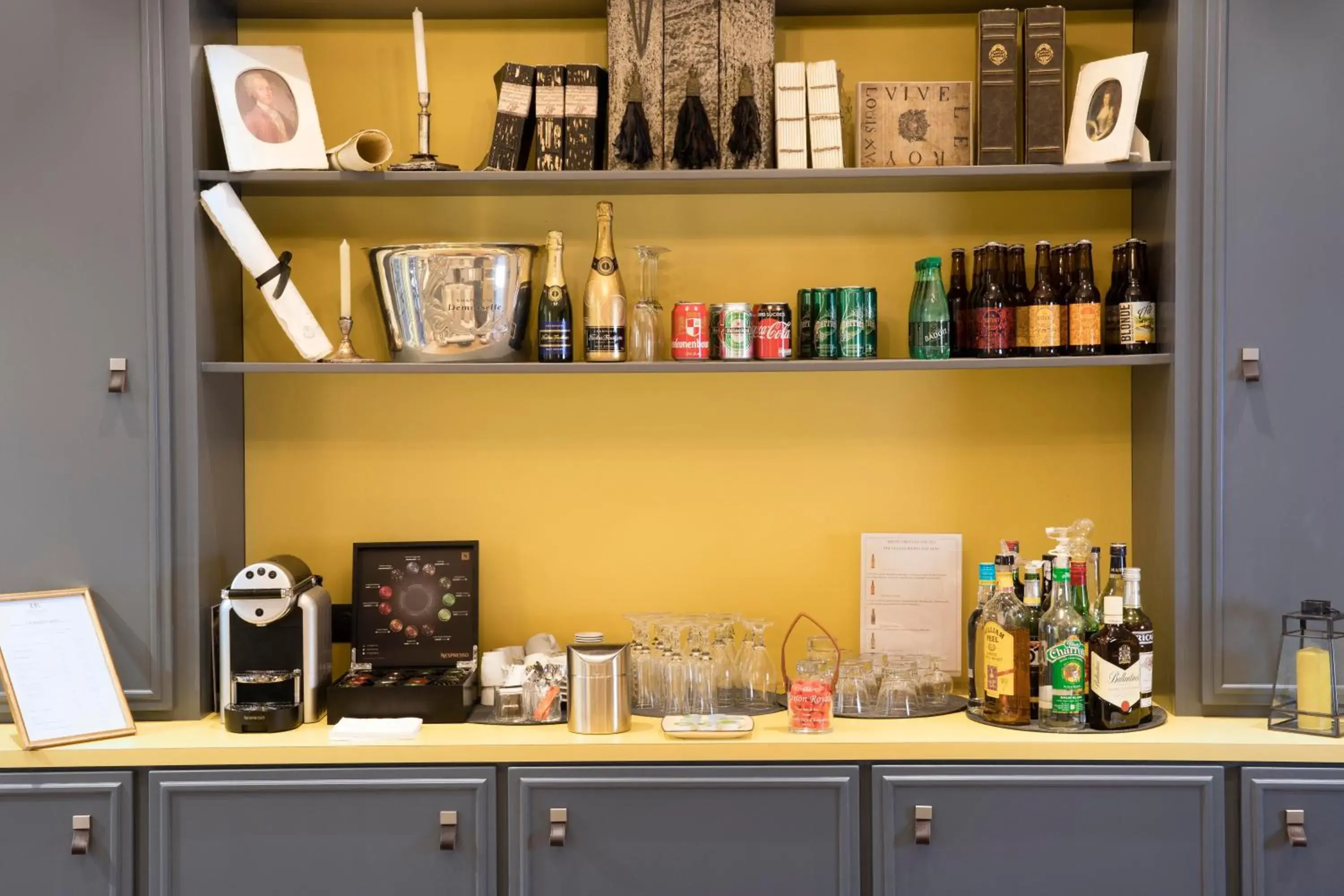 Lobby or reception in A l'Hôtel Des Roys Lobby or reception in A l'Hôtel Des Roys