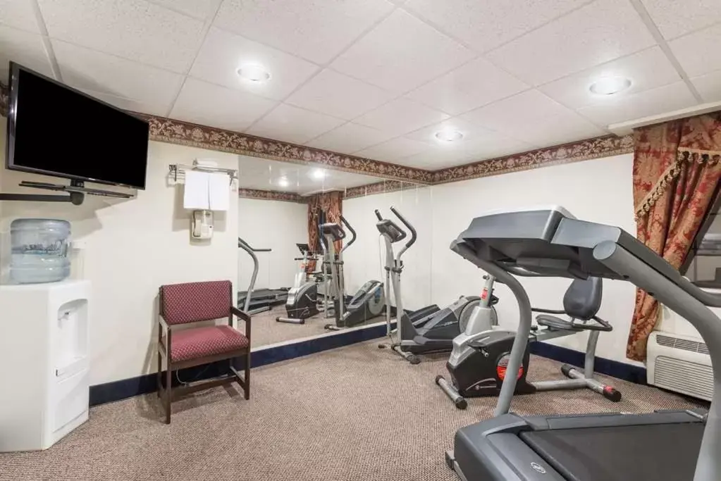 Fitness Center/Facilities in Days Inn & Suites by Wyndham Youngstown / Girard Ohio