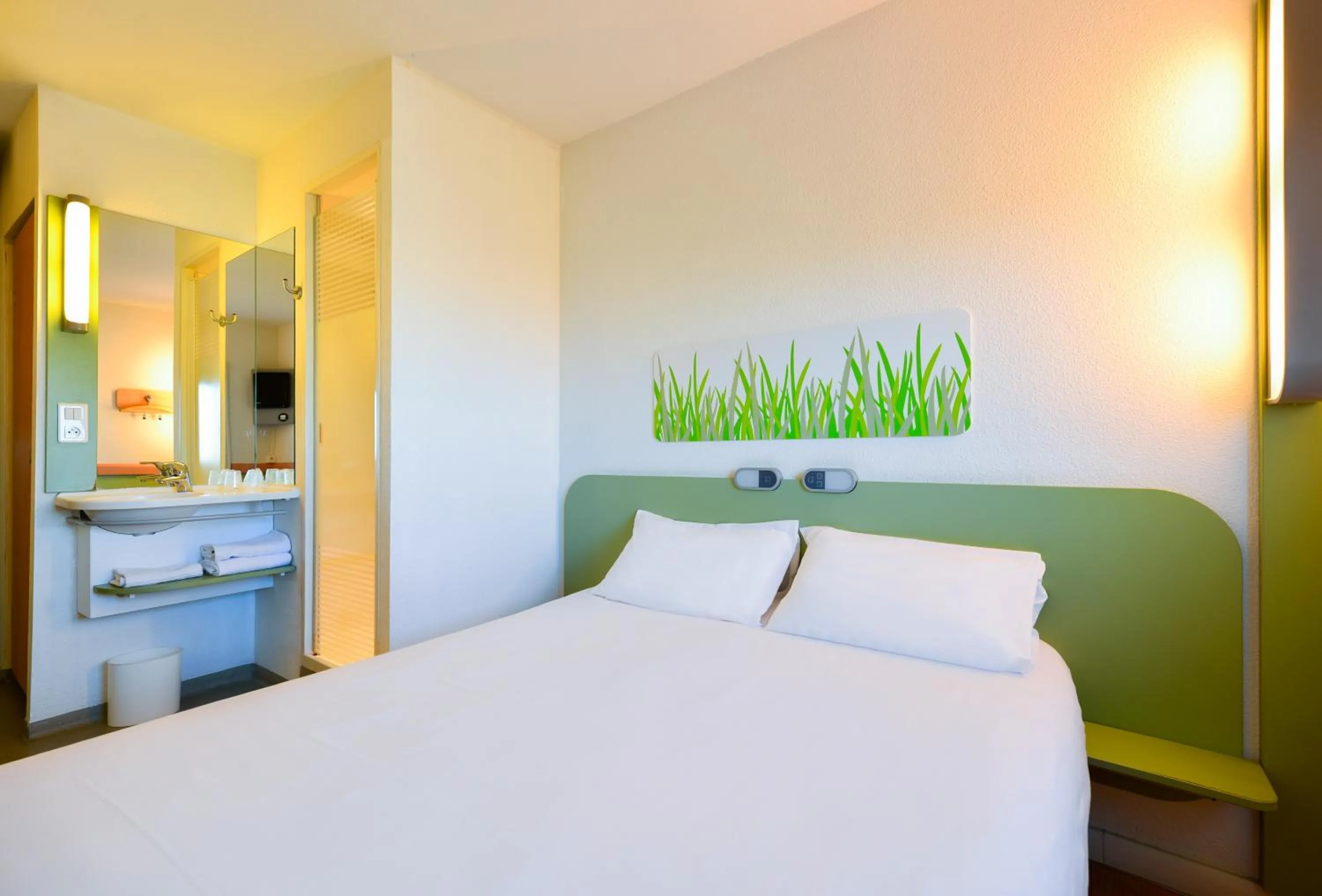 Photo of the whole room, Bed in Ibis Budget Vélizy