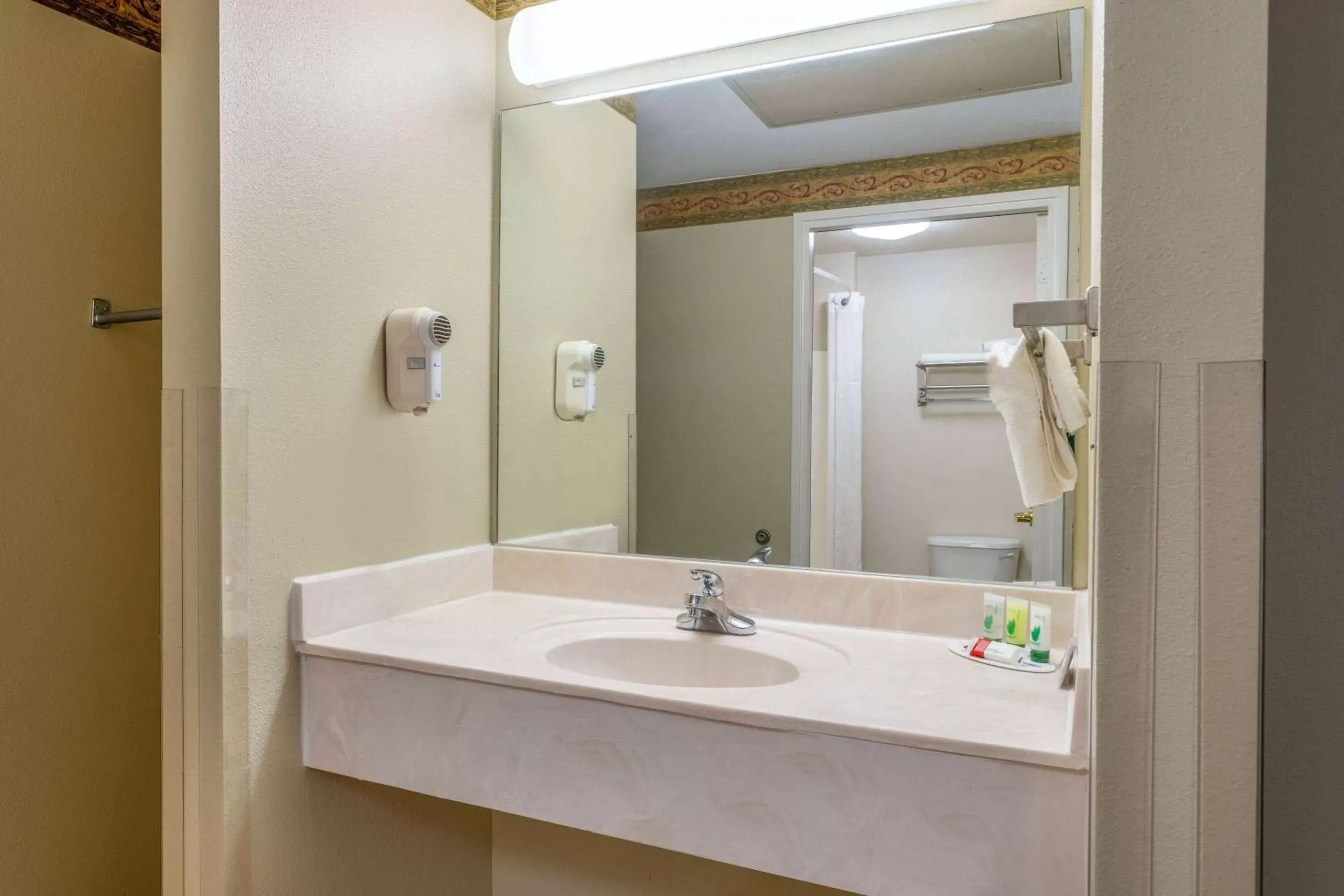 TV and multimedia, Bathroom in Days Inn by Wyndham Mountain Home