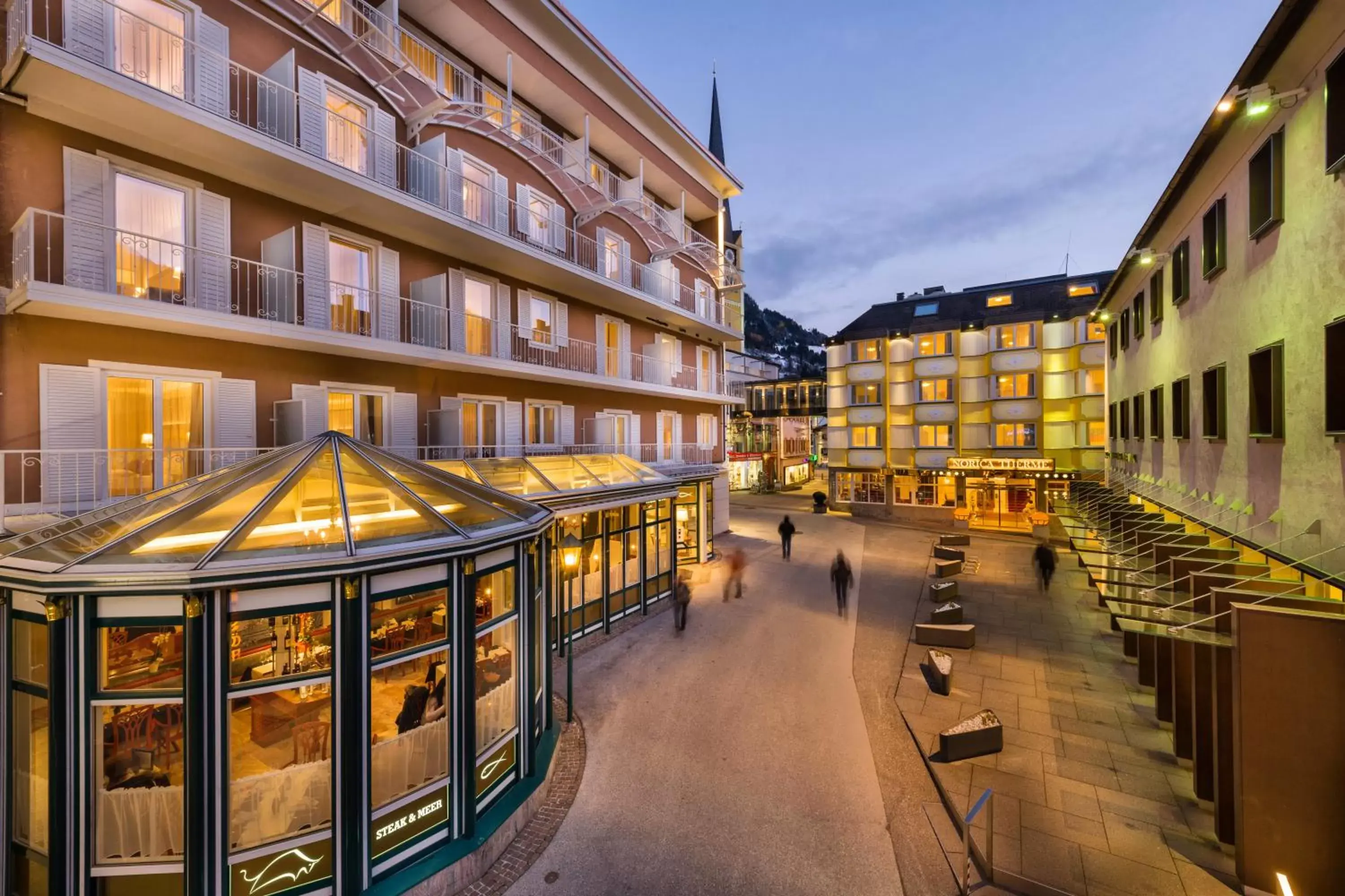 Facade/entrance in Hotel Norica - Thermenhotels Gastein mit dem Bademantel direkt in die Therme