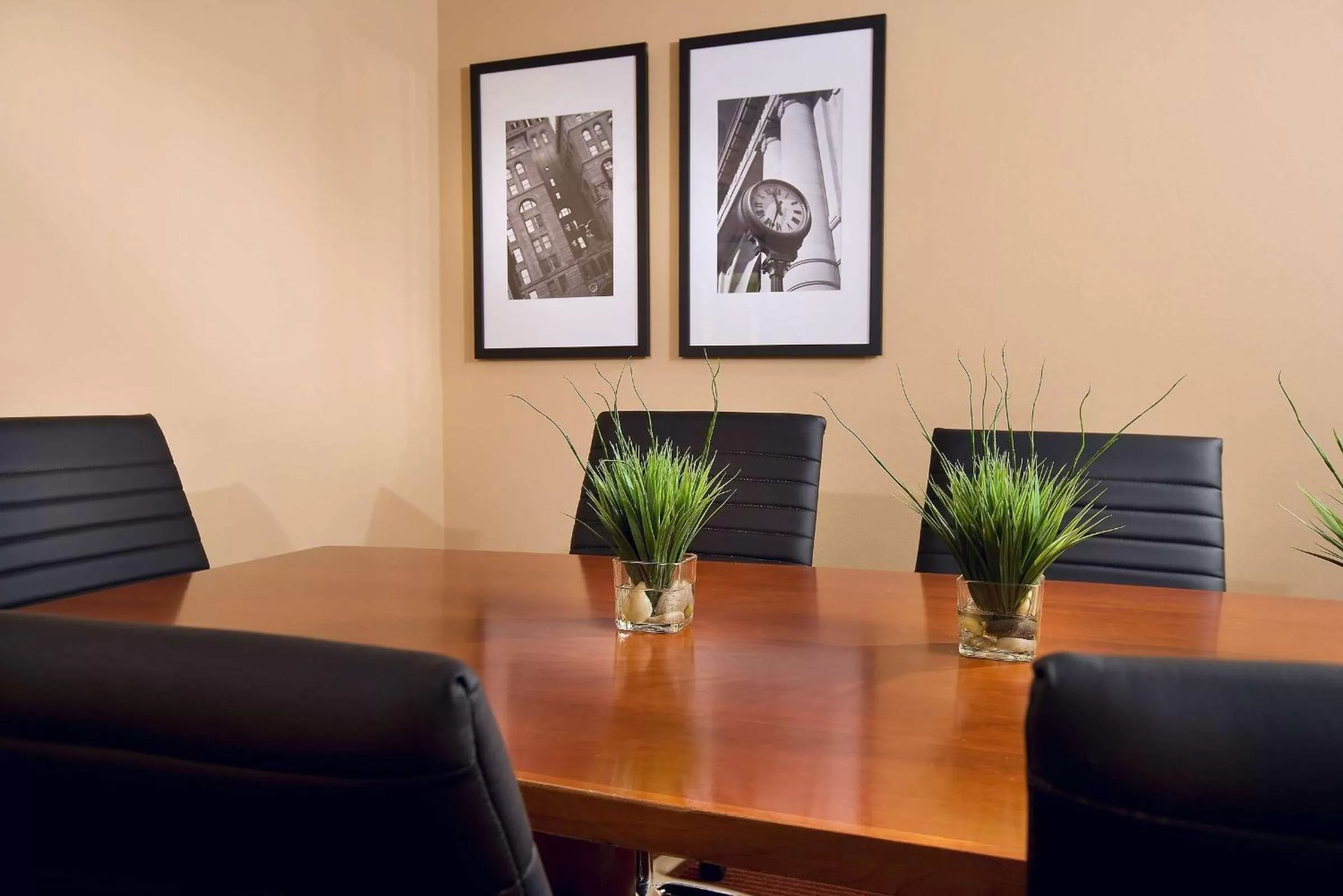 Photo of the whole room in Embassy Suites by Hilton Kansas City International Airport