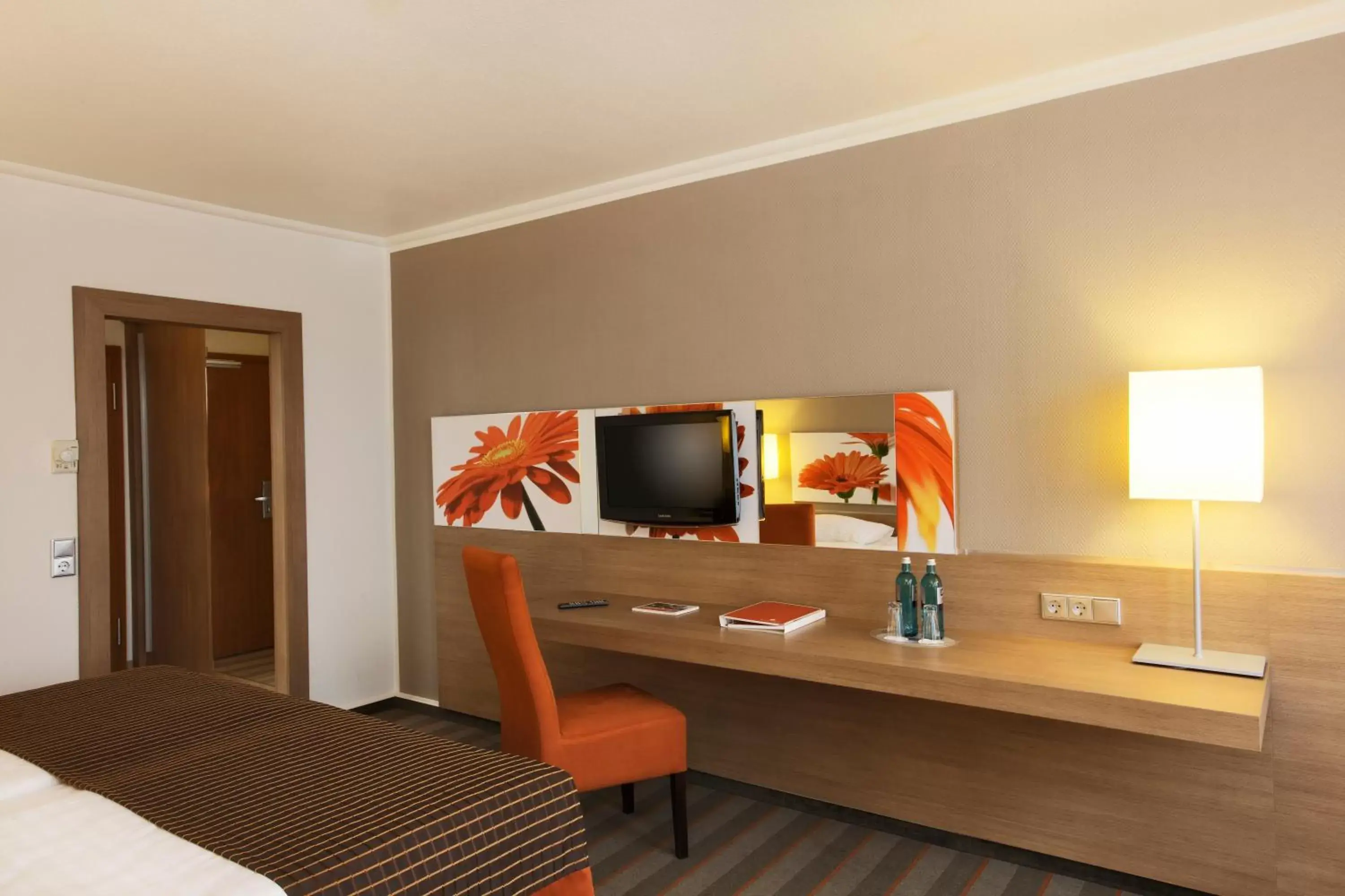 TV and multimedia, TV/Entertainment Center in H4 Hotel Frankfurt Messe