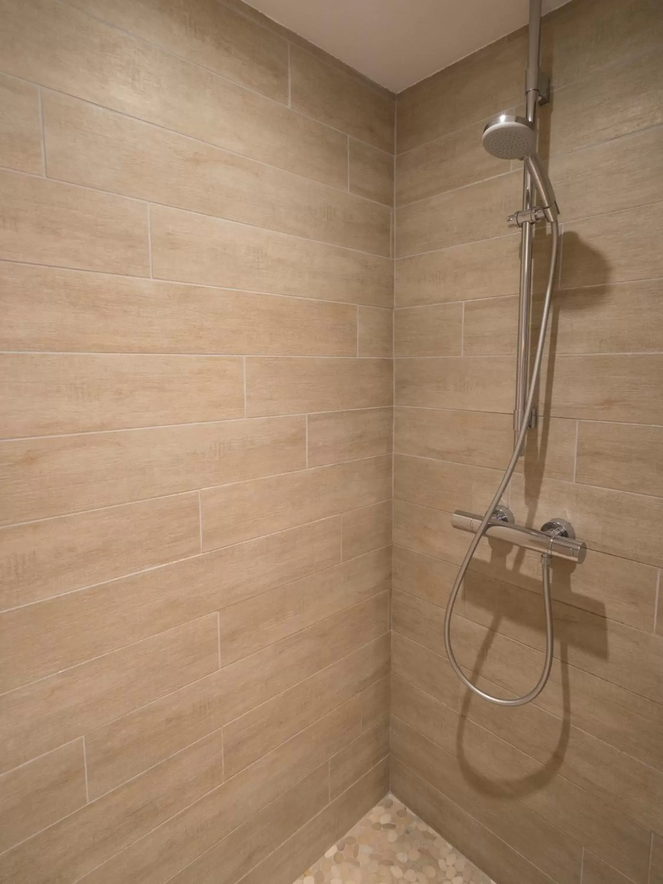 Shower, Bathroom in MiHotel Comte