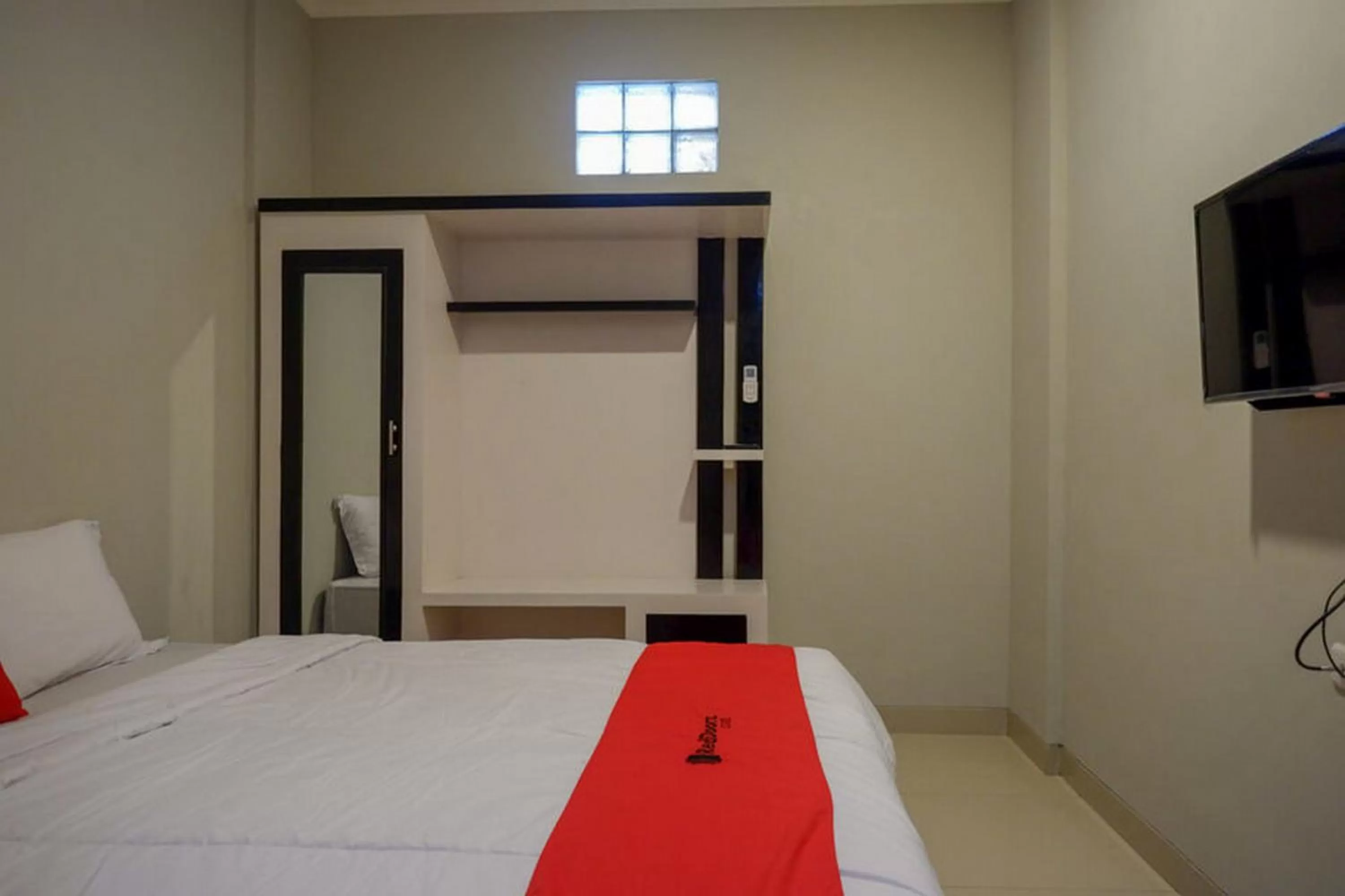 Bed in RedDoorz Plus near Jogja City Mall 5