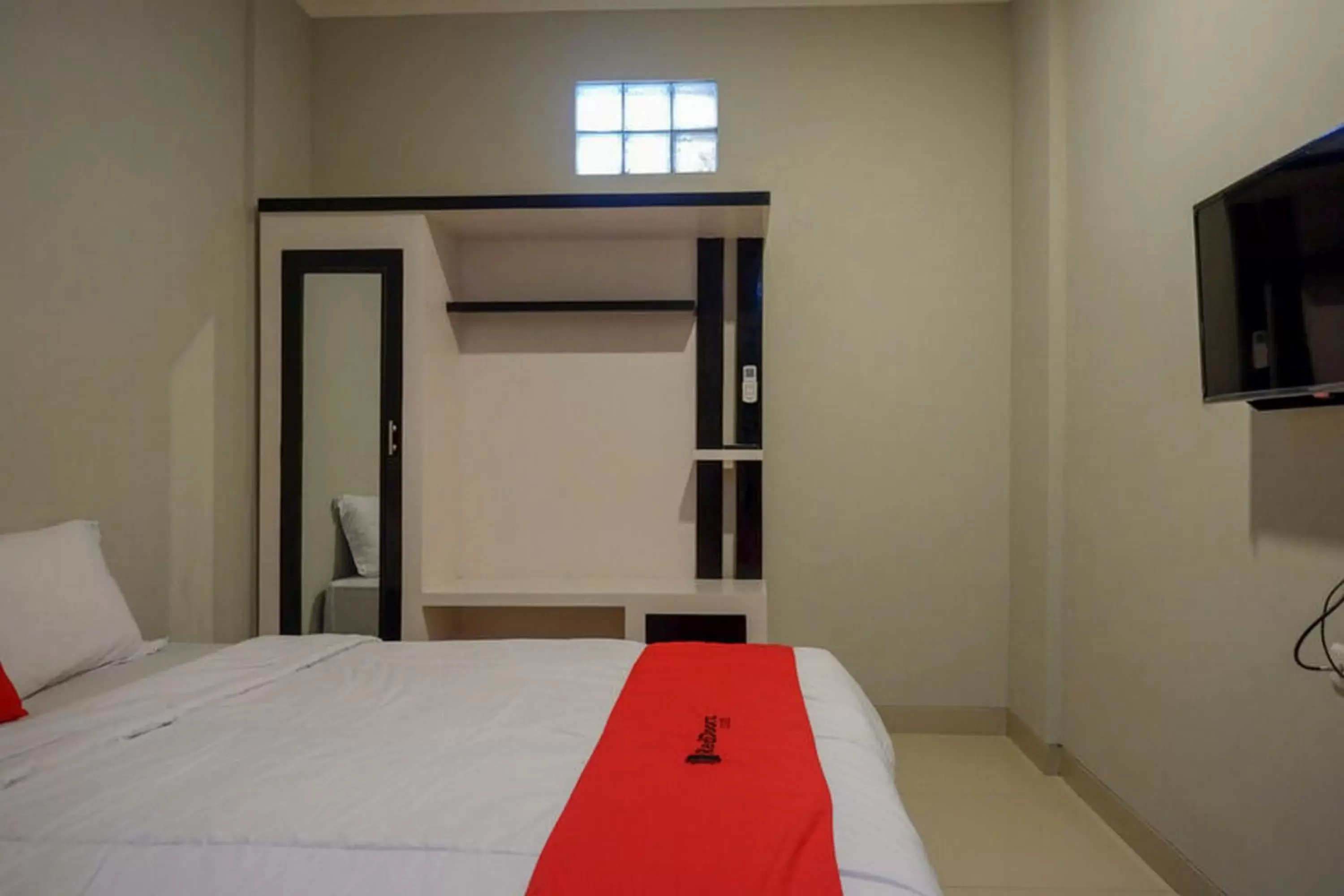 Bed in RedDoorz Plus near Jogja City Mall 5 Bed in RedDoorz Plus near Jogja City Mall 5