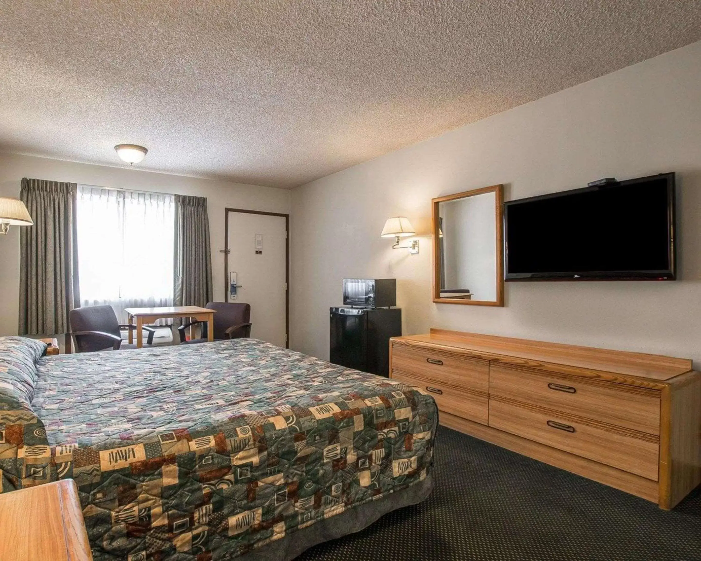 Photo of the whole room, Bed in Palm Inn Hotel near Tyler Mall Riverside