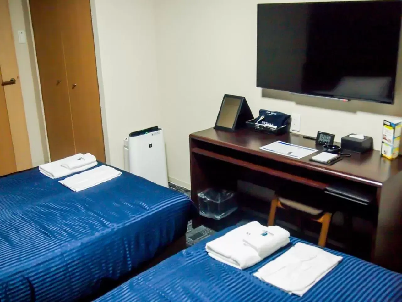 Bed, TV/Entertainment Center in HOTEL LiVEMAX BUDGET Nagoya Taikodori