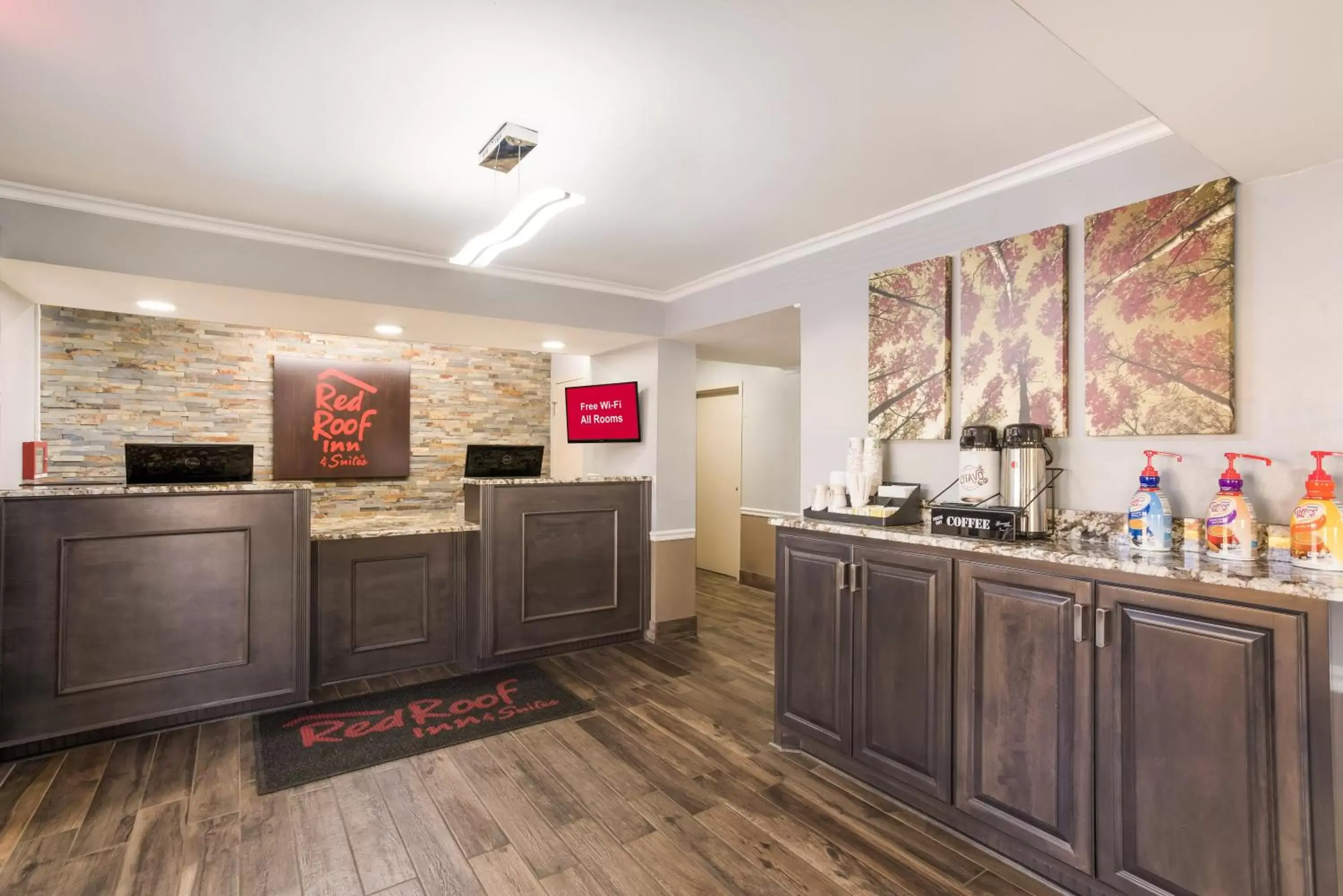Lobby or reception, Kitchen/Kitchenette in Red Roof Inn & Suites Athens, AL