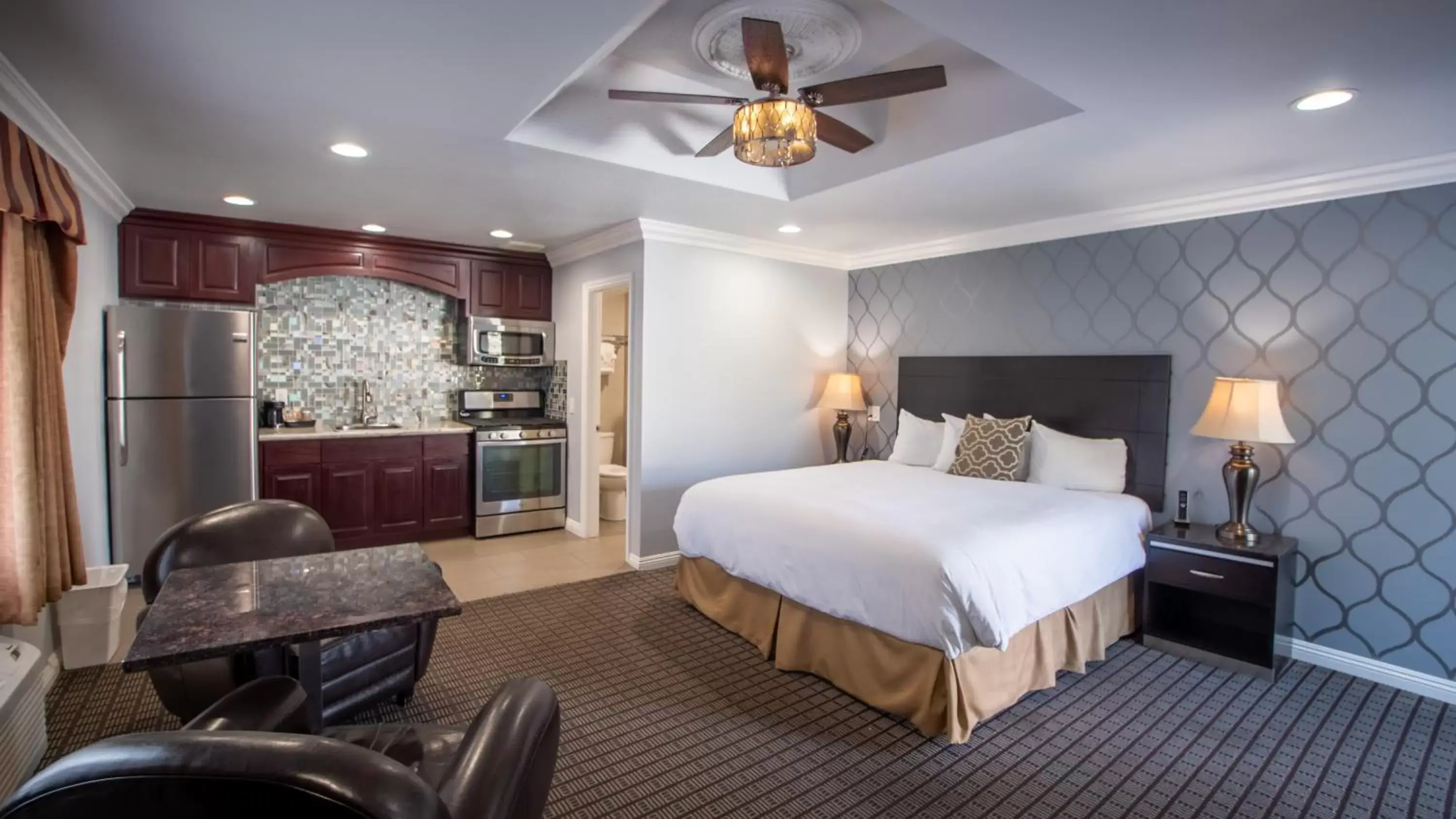 Bed in Crystal Lodge Motel Bed in Crystal Lodge Motel