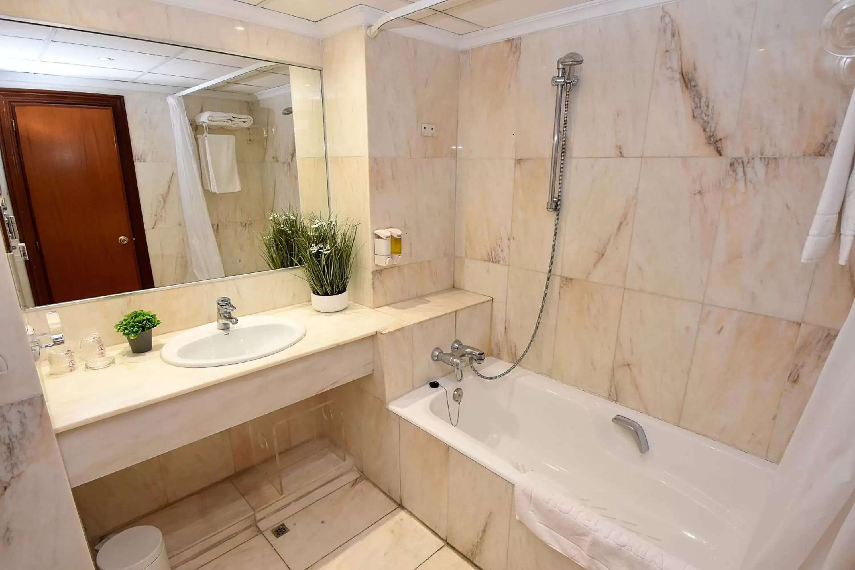 Shower, Bathroom in Hotel Turia