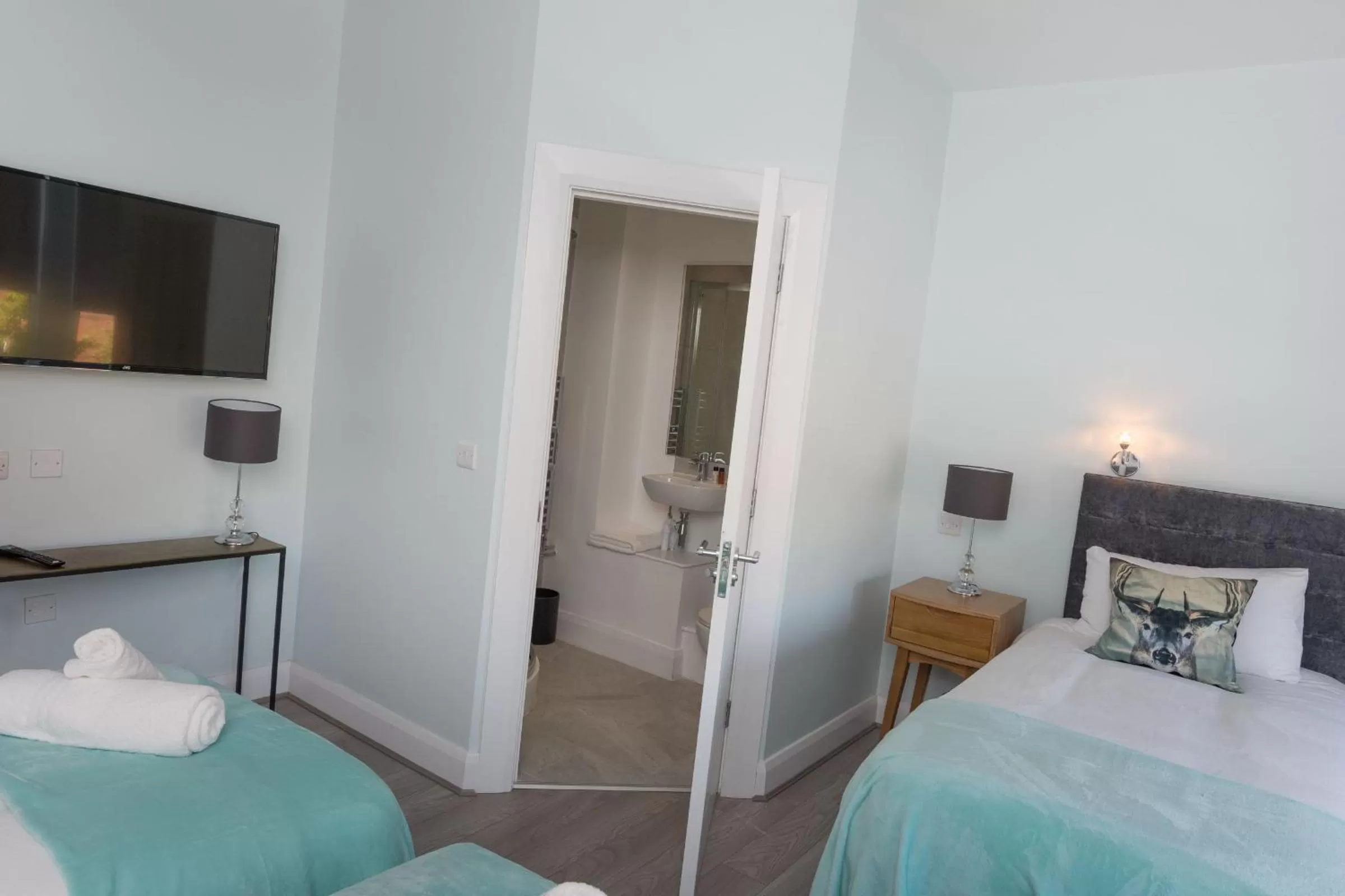 Bedroom, Bed in Titanic Guest 4 Star Boutique- Tourism NI certified- Free parking