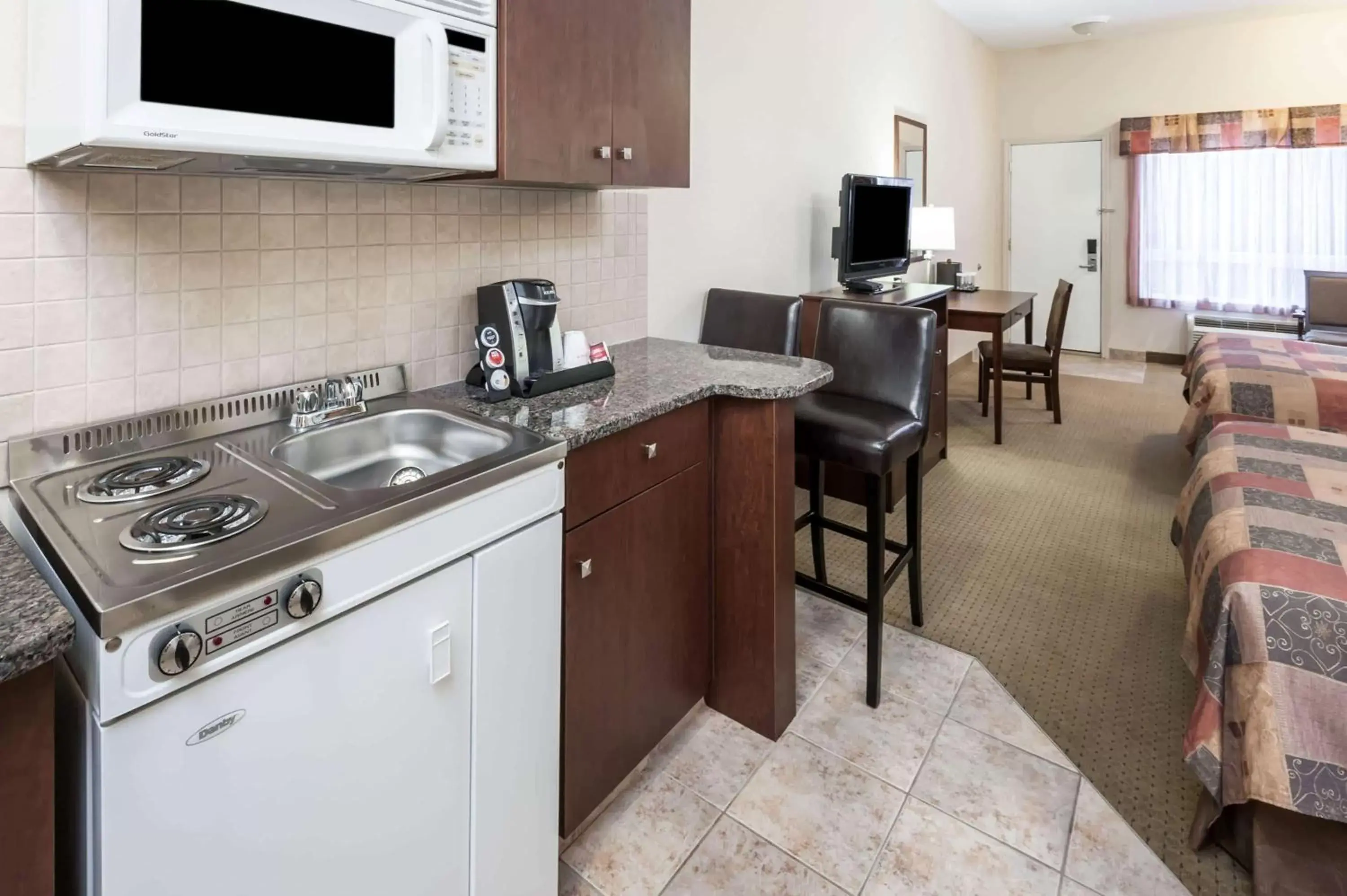Photo of the whole room, Kitchen/Kitchenette in Ramada by Wyndham High River