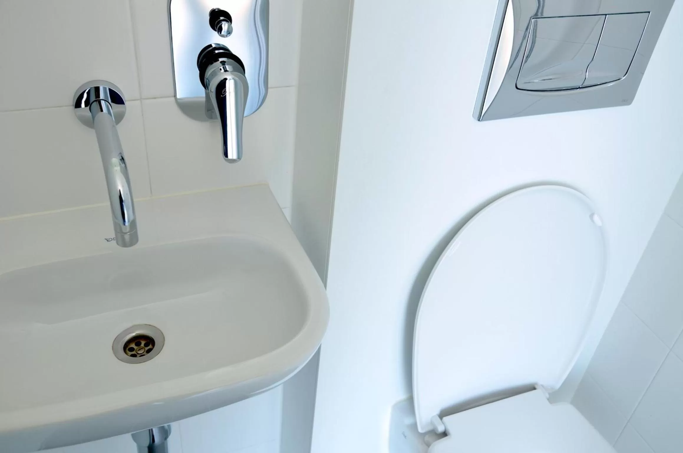 Shower in Eklo Hotels Le Mans