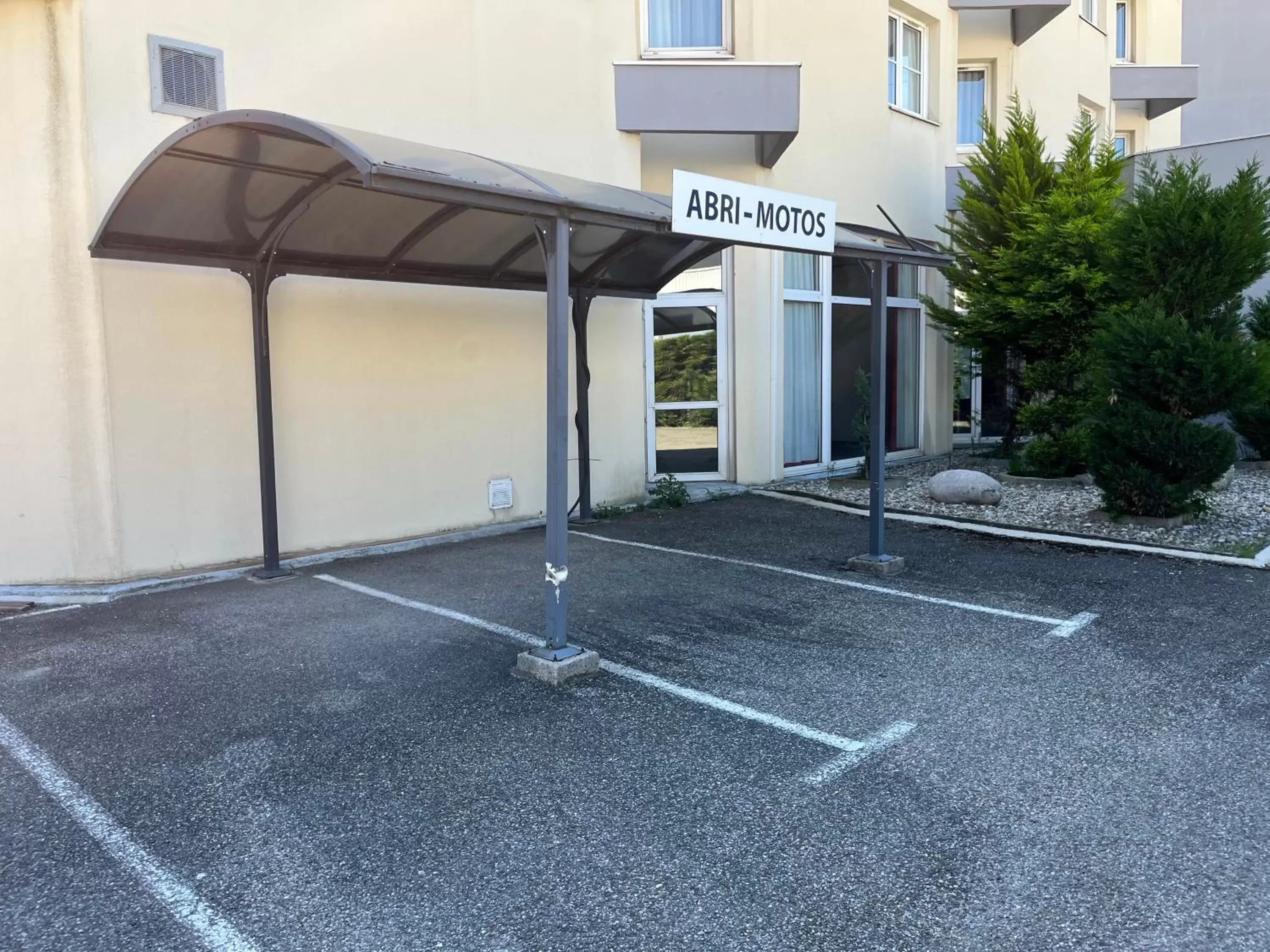 Parking in Hôtel Le Néron - Logis