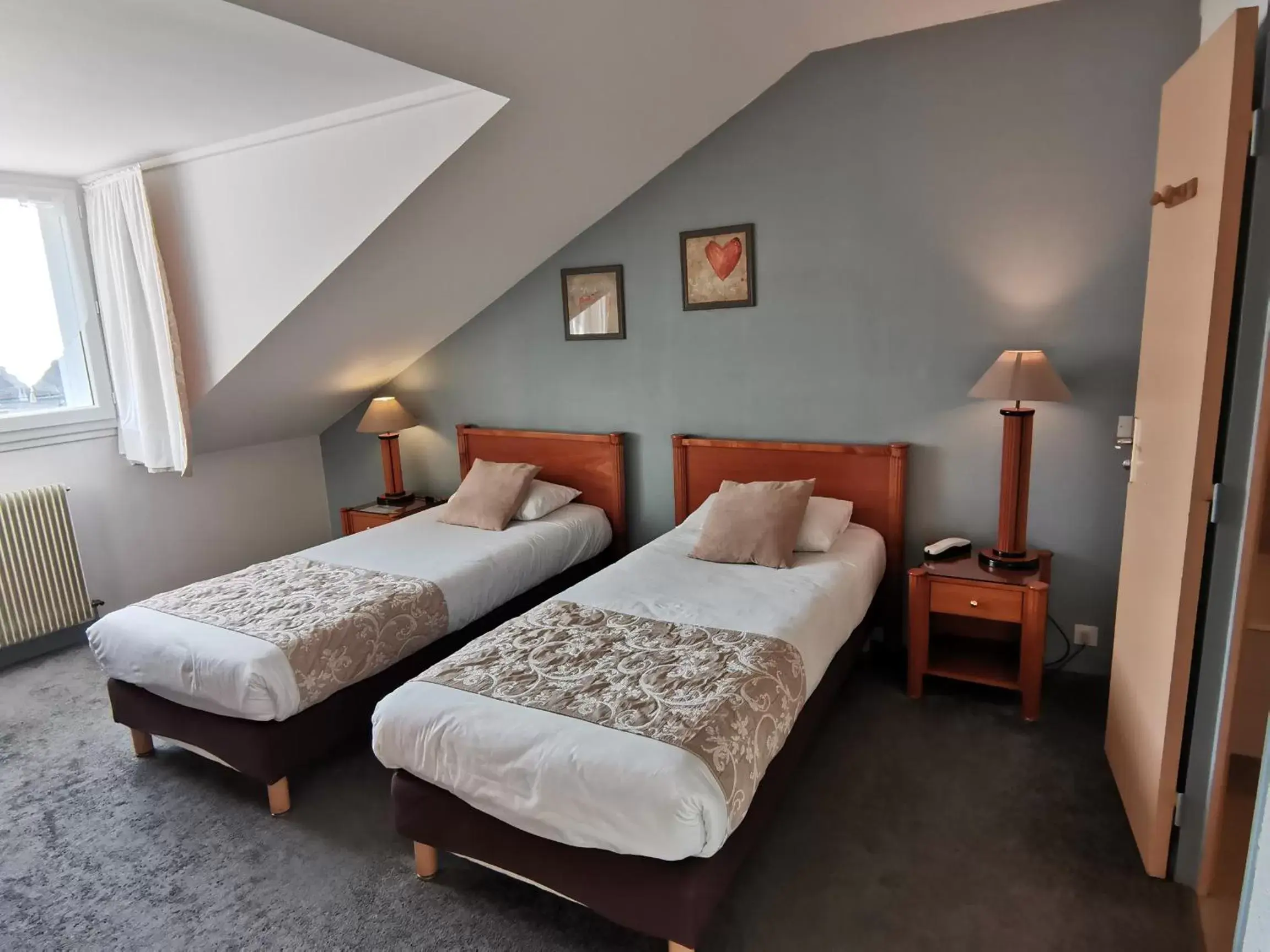 Property building, Bed in Logis Hotel Le Cerf