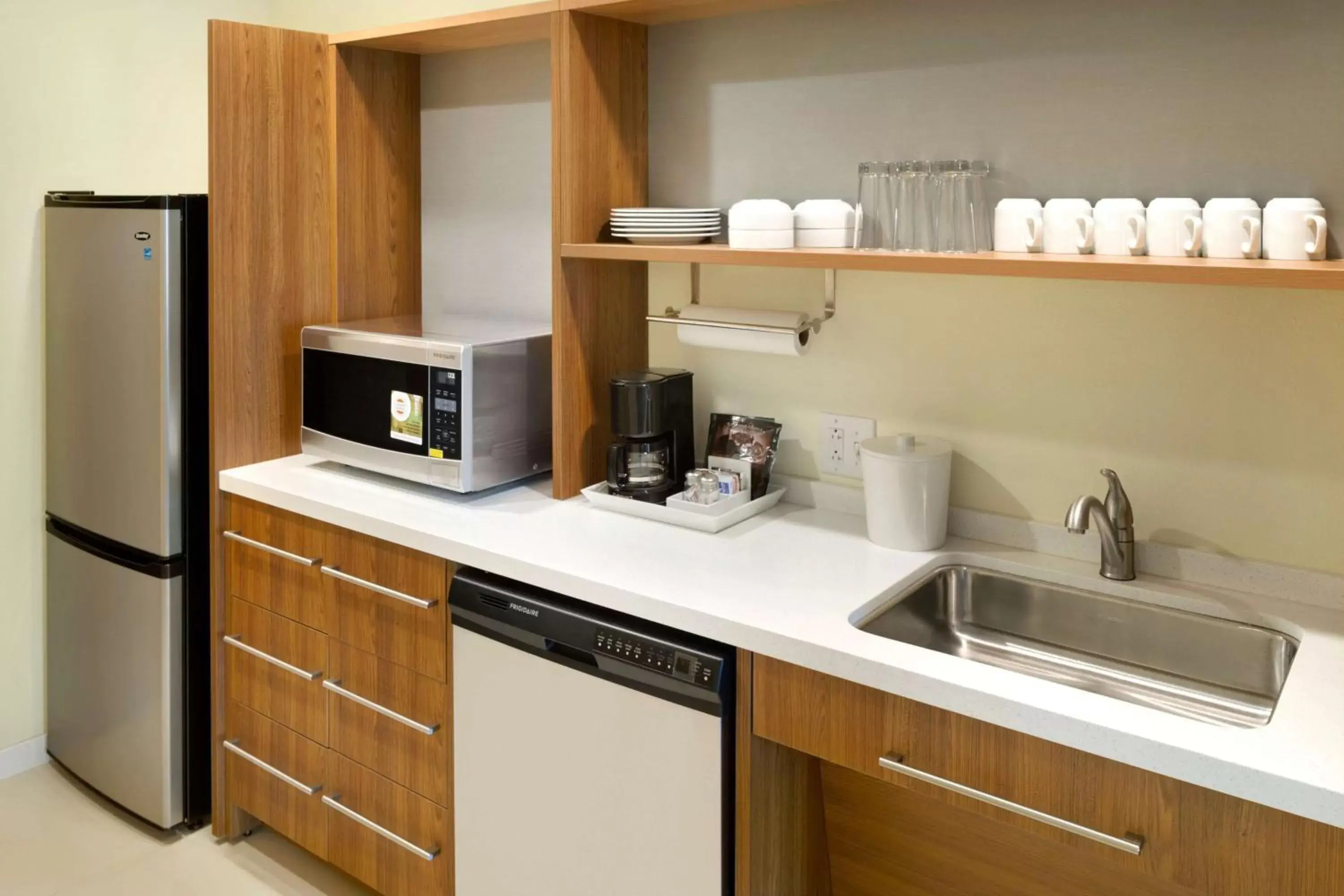 Kitchen or kitchenette, Kitchen/Kitchenette in Home2 Suites by Hilton Charlotte Airport