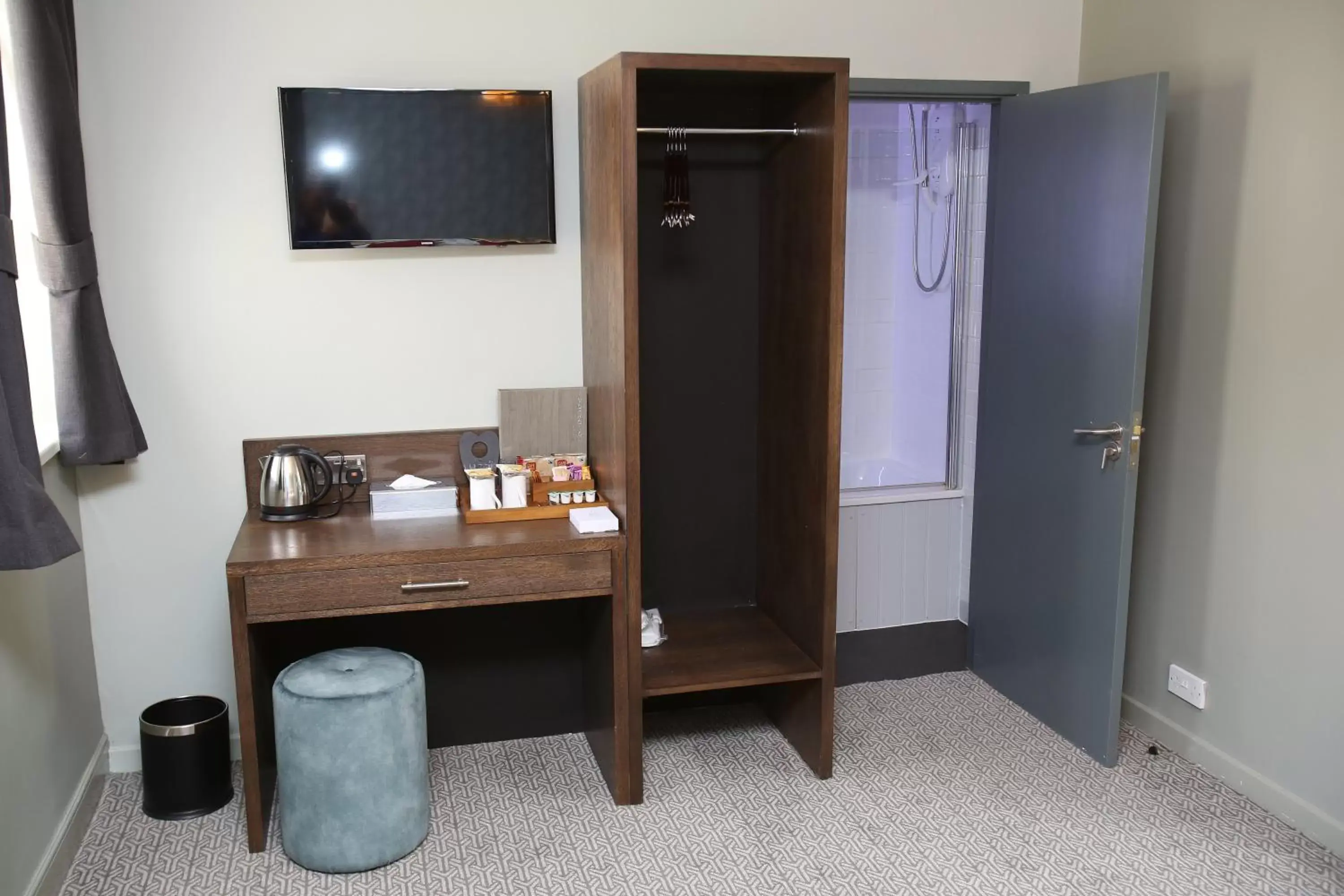 Bedroom, TV/Entertainment Center in The Queens Head Hotel